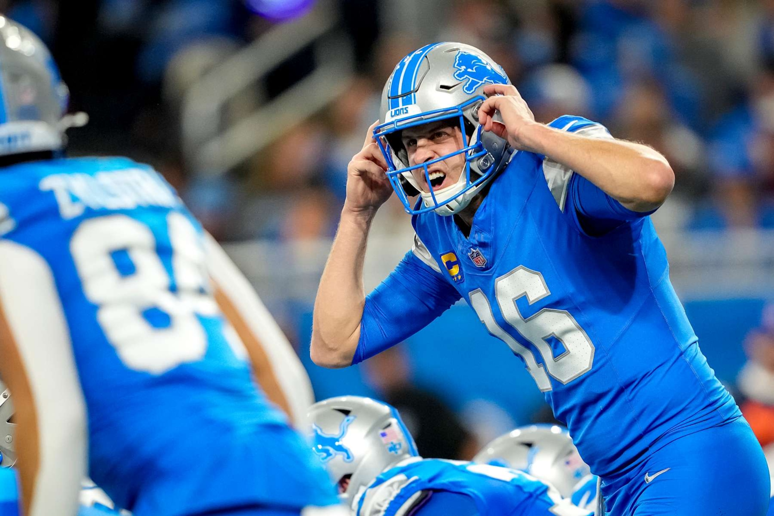 DETROIT, MICHIGAN - DECEMBER 05: Jared Goff #16 of the Detroit Lions talks with his team at the line of scrimmage during the game against the Green Bay Packers at Ford Field on December 05, 2024 in Detroit, Michigan. (Photo by Nic Antaya/Getty Images)