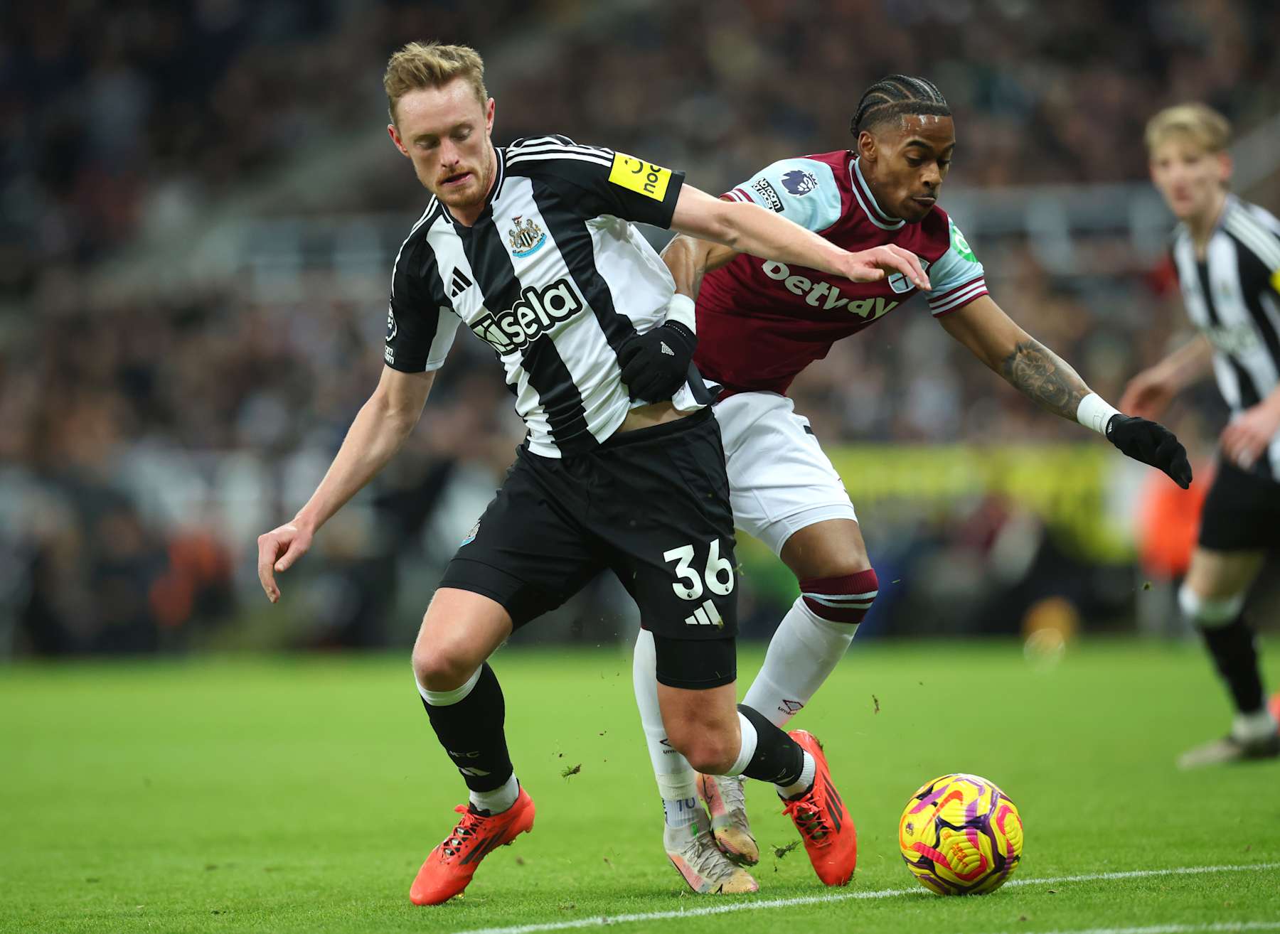 NEWCASTLE UPON TYNE, ENGLAND - NOVEMBER 25: Sean Longstaff of Newcastle United and Crysencio Summerville of West Ham United challenge during the Premier League match between Newcastle United FC and West Ham United FC at St James' Park on November 25, 2024 in Newcastle upon Tyne, England. (Photo by Ed Sykes/Sportsphoto/Allstar via Getty Images)