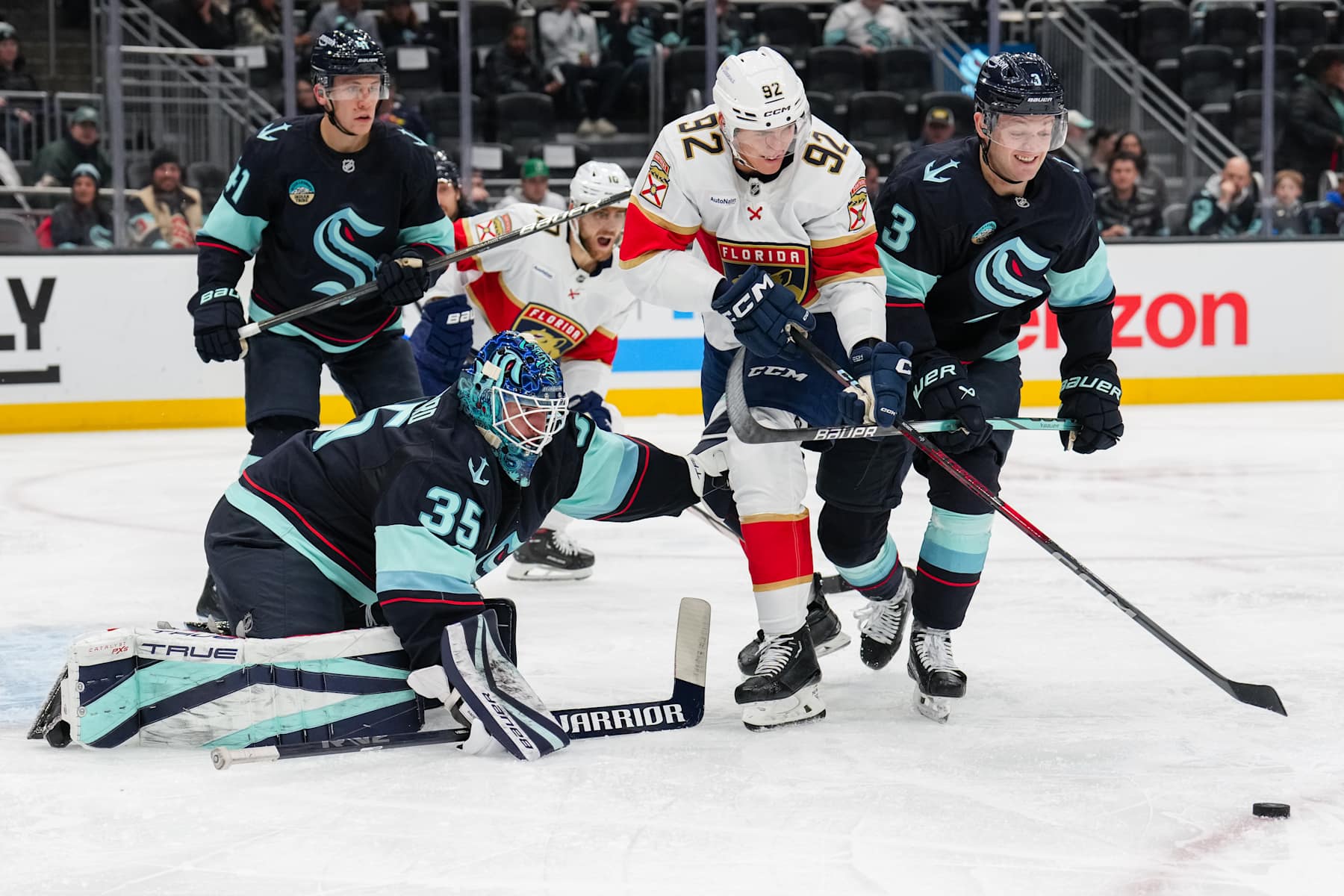 SEATTLE, WASHINGTON - DECEMBER 10: Tomas Nosek #92 of the Florida Panthers moves the puck through heavy defense during the second period of a game against the Seattle Kraken at Climate Pledge Arena on December 10, 2024 in Seattle, Washington. (Photo by Christopher Mast/NHLI via Getty Images)