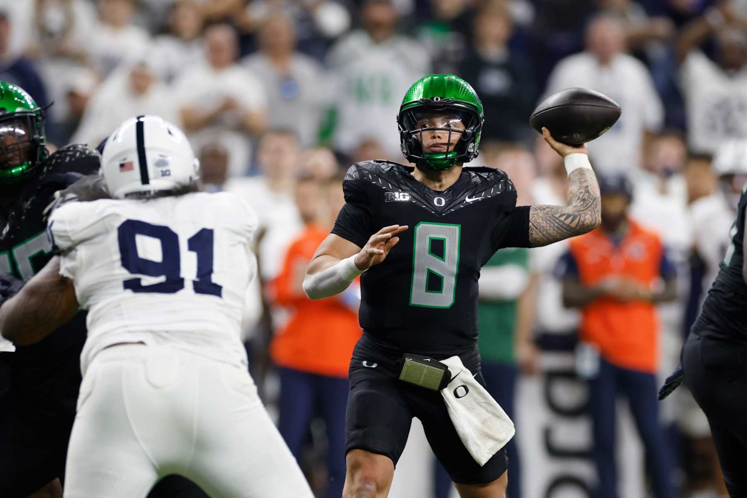 INDIANAPOLIS, IN - DECEMBER 07: Oregon Ducks quarterback Dillon Gabriel (8) passes the ball during the Big Ten Championship Game against the Penn State Nittany Lions on December 07, 2024 at Lucas Oil Stadium in Indianapolis, Indiana. (Photo by Joe Robbins/Icon Sportswire via Getty Images)