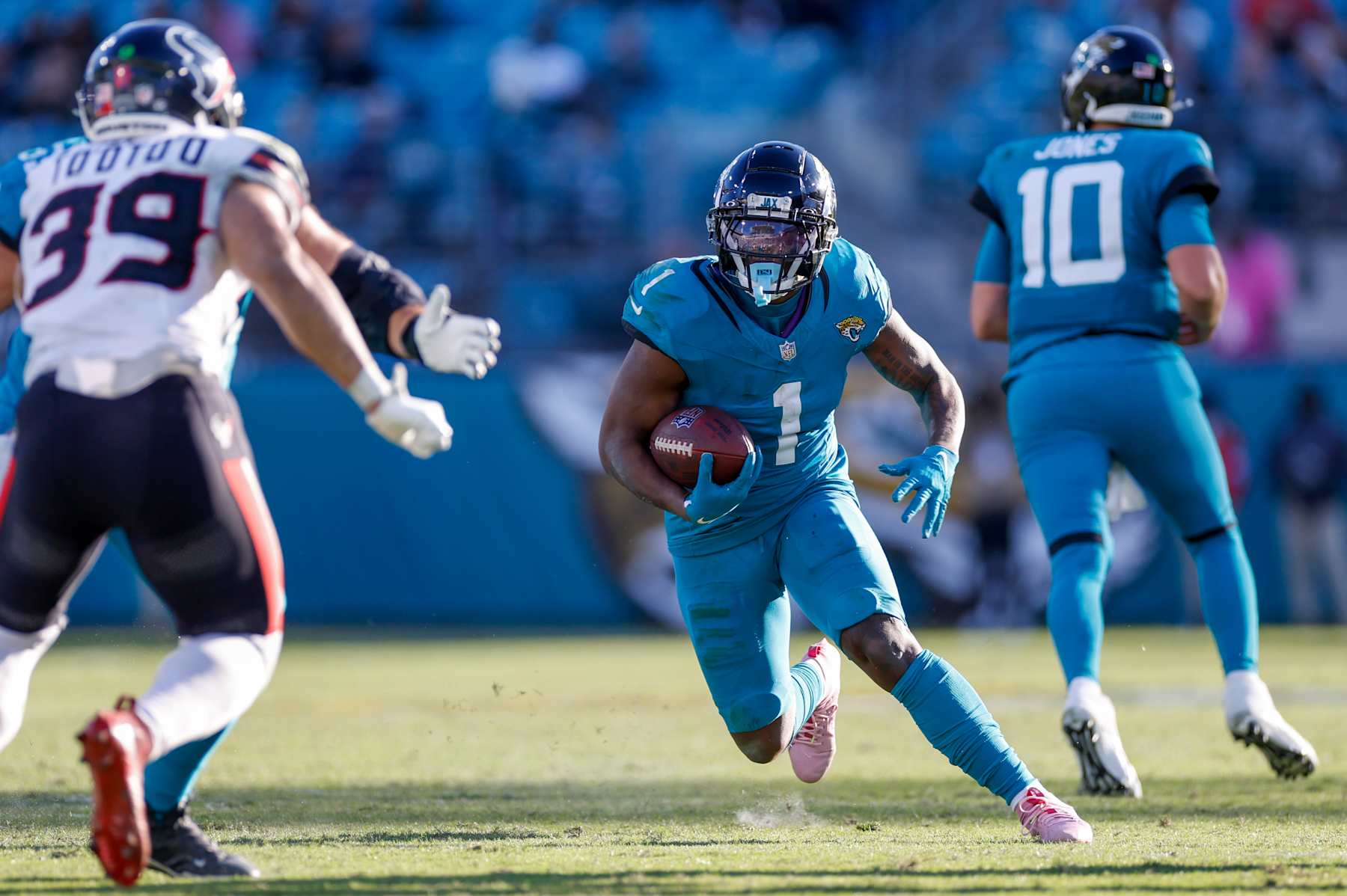 JACKSONVILLE, FL - DECEMBER 01:Jacksonville Jaguars running back Travis Etienne Jr. (1) runs with the ball during the game between the Jacksonville Jaguars and the Houston Texans on December 1, 2024 at EverBank Stadium in Jacksonville, Fl. (Photo by David Rosenblum/Icon Sportswire via Getty Images)