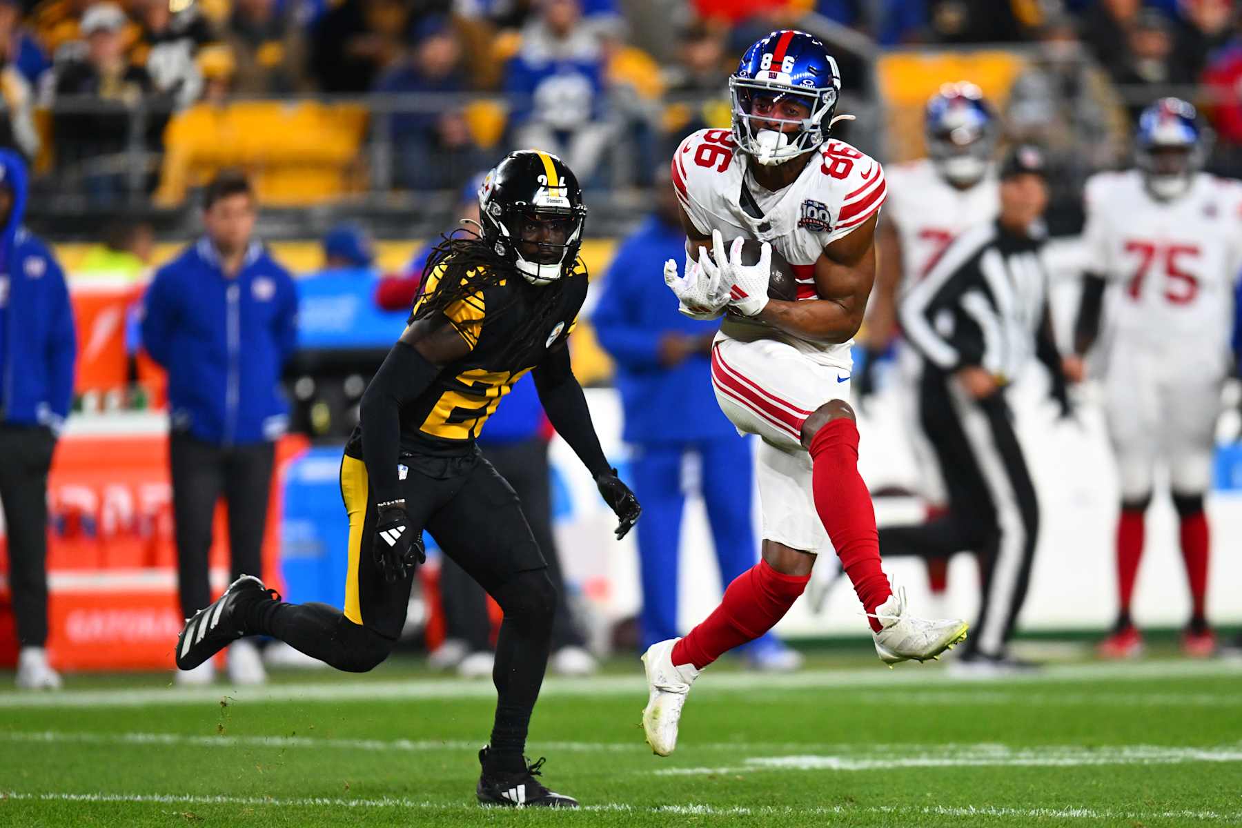 PITTSBURGH, PENNSYLVANIA - OCTOBER 28: Darius Slayton #86 of the New York Giants makes a catch in front of Donte Jackson #26 of the Pittsburgh Steelers during the second quarter at Acrisure Stadium on October 28, 2024 in Pittsburgh, Pennsylvania. (Photo by Joe Sargent/Getty Images)