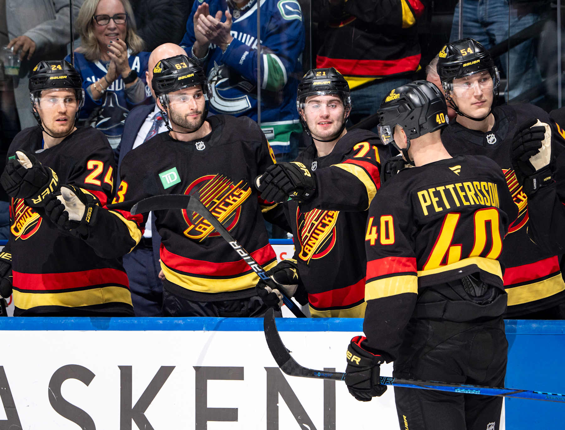 VANCOUVER, CANADA - DECEMBER 10:Elias Pettersson #40 of the Vancouver Canucks celebrates his goal with teammates during the second period of their NHL game against the St. Louis Blues at Rogers Arena on December 10, 2024 in Vancouver, British Columbia, Canada. (Photo by Jeff Vinnick/NHLI via Getty Images)