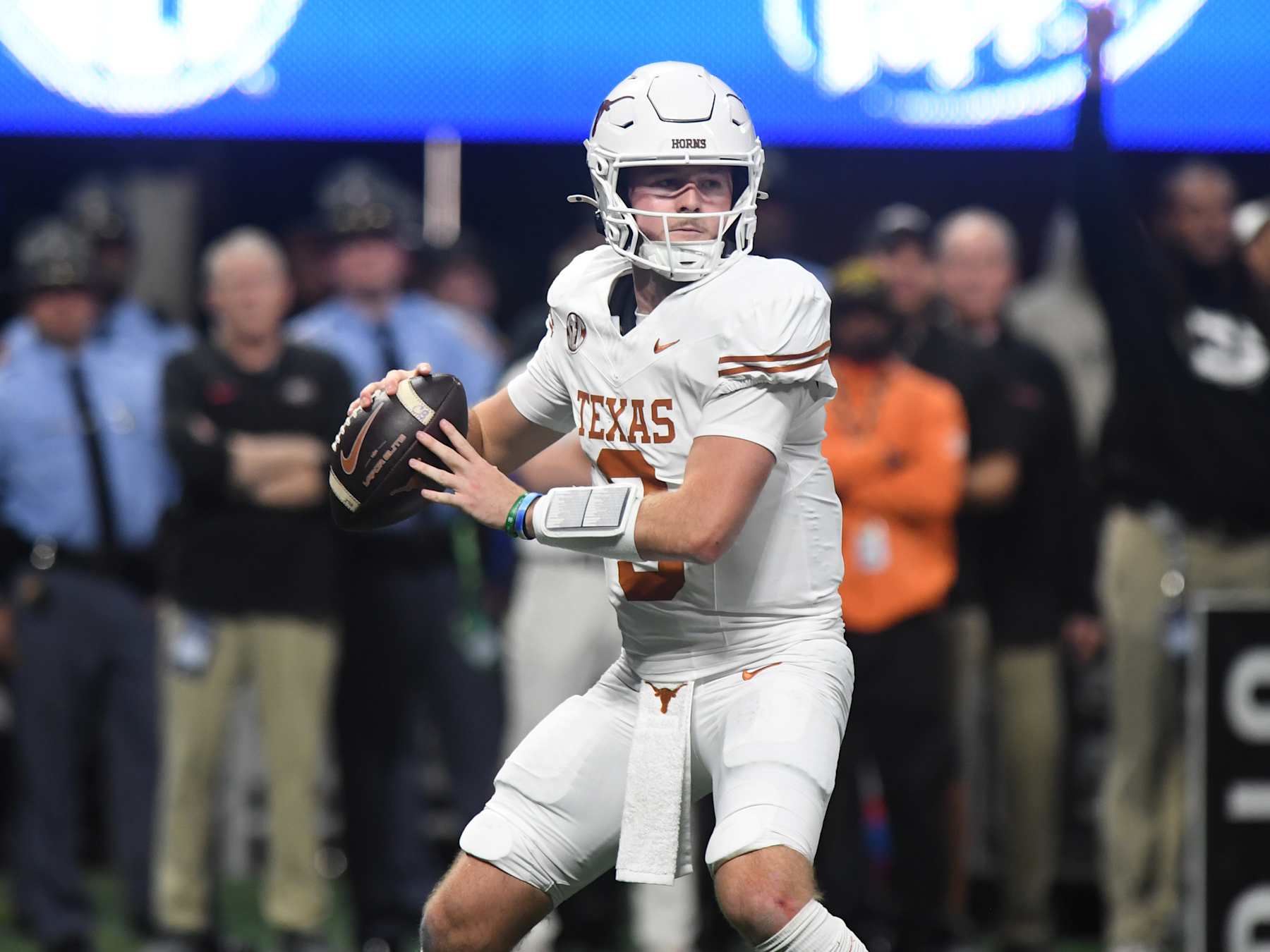 ATLANTA, GA - DECEMBER 07: Texas Longhorns quarterback Quinn Ewers (3) passes the ball passes the ball during the SEC Championship game between the Georgia Bulldogs and the Texas Longhorns on December 07, 2024, at Mercedes-Benz Stadium in Atlanta, GA. (Photo by Jeffrey Vest/Icon Sportswire via Getty Images)