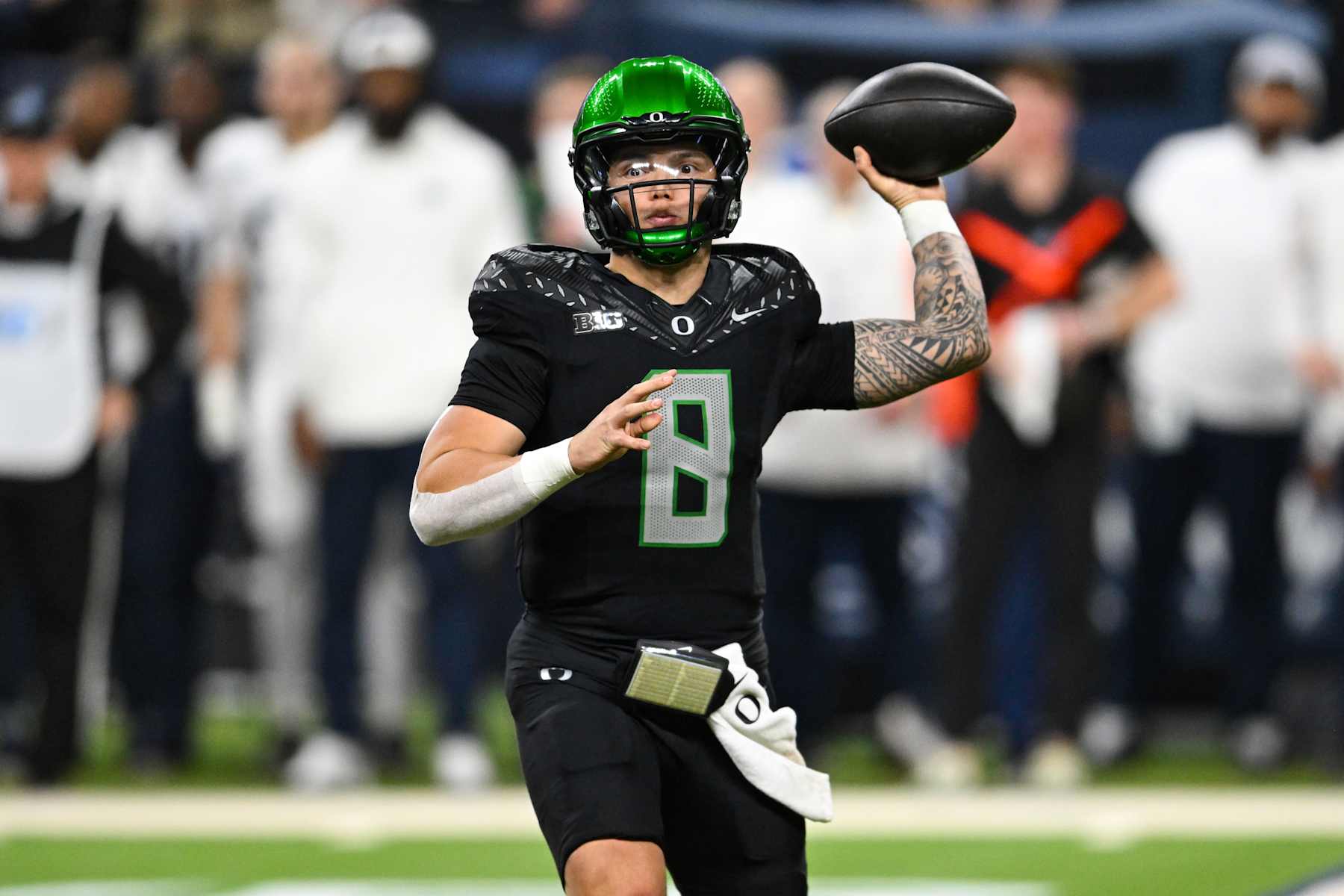 INDIANAPOLIS, IN - DECEMBER 07: Oregon Ducks QB Dillon Gabriel (8) throws a pass during the Big Ten Championship football game between the Penn State Nittany Lions and the Oregon Ducks on December 7, 2024 at Lucas Oil Stadium in Indianapolis, IN (Photo by James Black/Icon Sportswire via Getty Images)