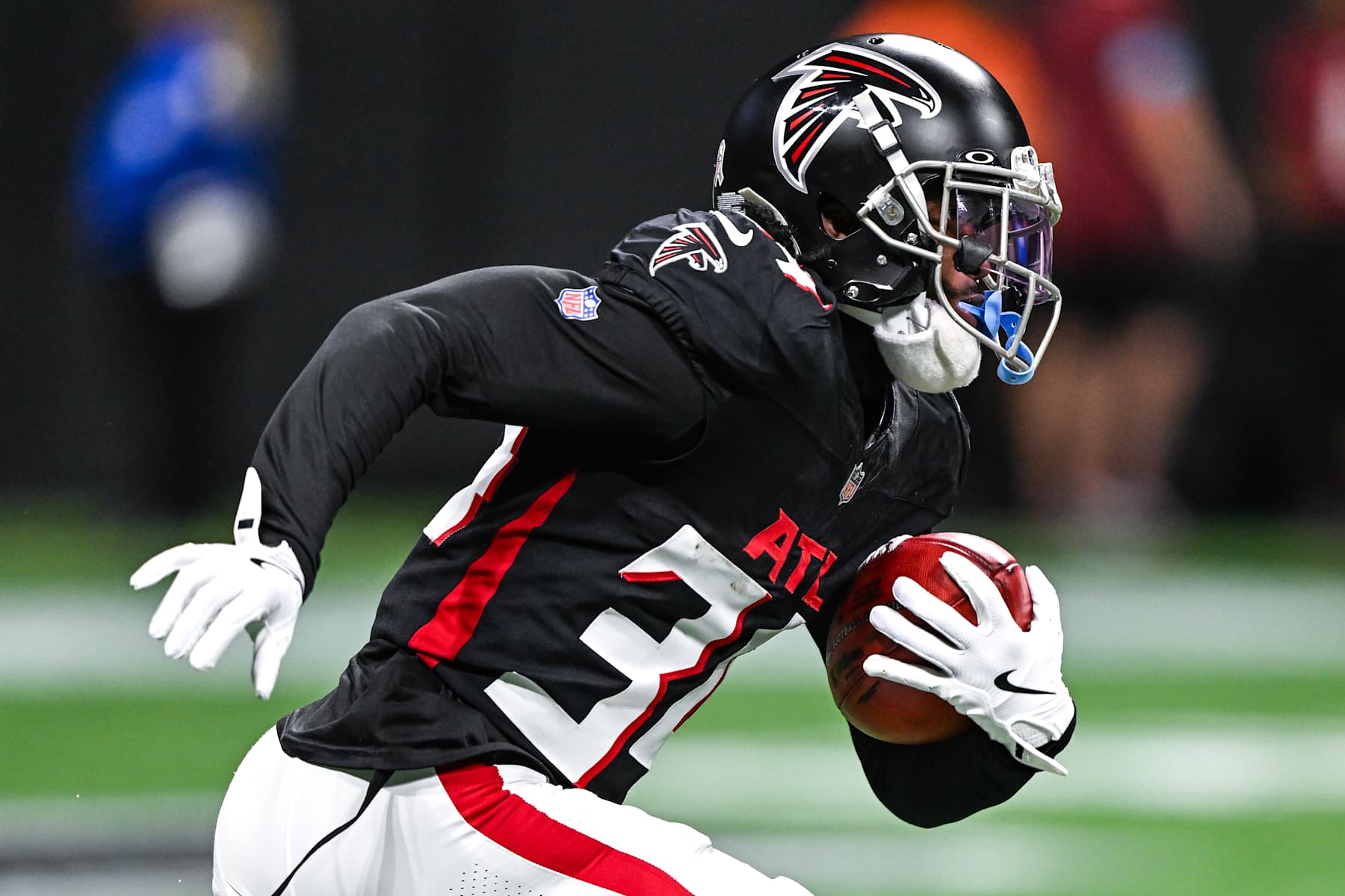 ATLANTA, GA NOVEMBER 03: Atlanta wide receiver Ray-Ray McCloud III (34) returns a kick-off during the NFL game between the Dallas Cowboys and the Atlanta Falcons on November 3rd, 2024 at Mercedes-Benz Stadium in Atlanta, GA. (Photo by Rich von Biberstein/Icon Sportswire via Getty Images)