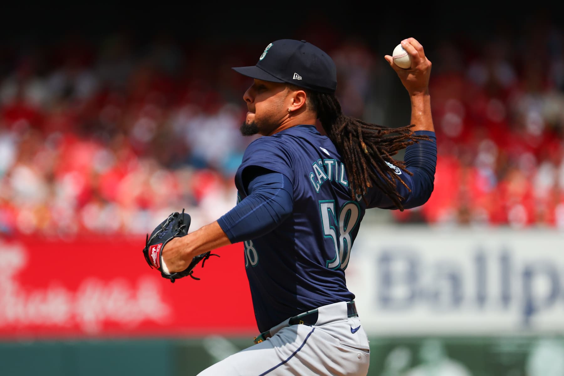 ST. LOUIS, MO - SEPTEMBER 08:   Luis Castillo #58 of the Seattle Mariners pitches during the game between the Seattle Mariners and the St. Louis Cardinals at Busch Stadium on Sunday, September 8, 2024 in St. Louis, Missouri. (Photo by Dilip Vishwanat/MLB Photos via Getty Images)