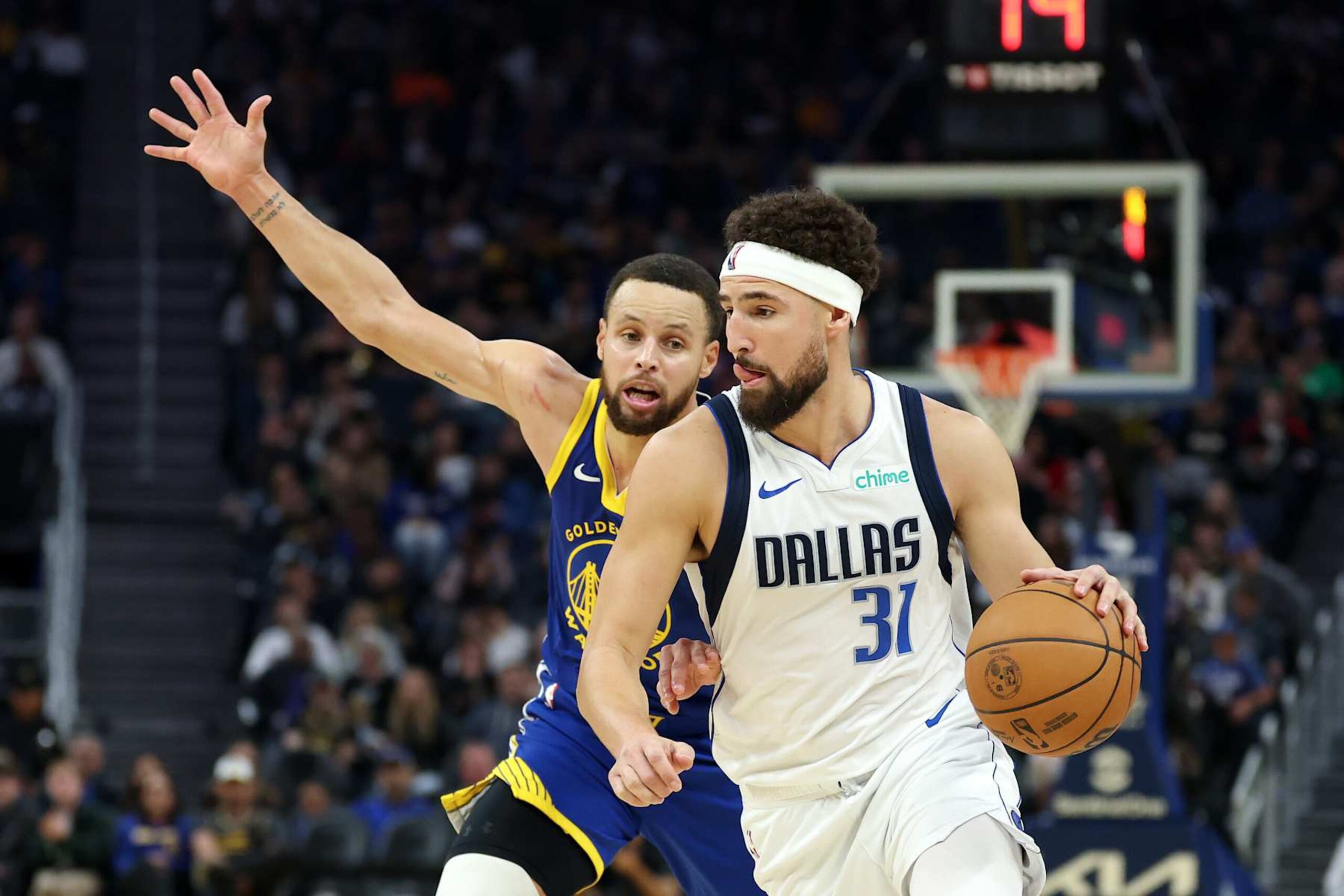 SAN FRANCISCO, CALIFORNIA - DECEMBER 15: Klay Thompson #31 of the Dallas Mavericks is guarded by Stephen Curry #30 of the Golden State Warriors in the first half at Chase Center on December 15, 2024 in San Francisco, California. NOTE TO USER: User expressly acknowledges and agrees that, by downloading and/or using this photograph, user is consenting to the terms and conditions of the Getty Images License Agreement. (Photo by Ezra Shaw/Getty Images) SAN FRANCISCO, CALIFORNIA - DECEMBER 15: Klay Thompson #31 of the Dallas Mavericks is guarded by Stephen Curry #30 of the Golden State Warriors in the first half at Chase Center on December 15, 2024 in San Francisco, California. NOTE TO USER: User expressly acknowledges and agrees that, by downloading and/or using this photograph, user is consenting to the terms and conditions of the Getty Images License Agreement. (Photo by Ezra Shaw/Getty Images)