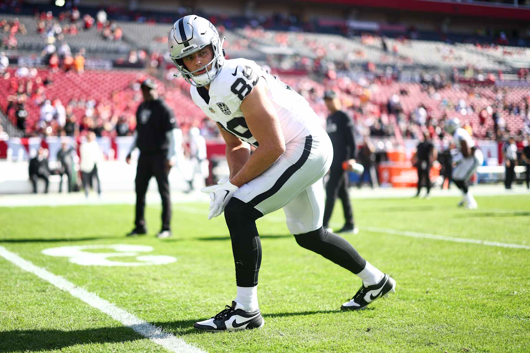 TAMPA, FLORIDA - DECEMBER 8: Brock Bowers #89 of the Las Vegas Raiders warms up prior to an NFL football game against the Tampa Bay Buccaneers at Raymond James Stadium on December 8, 2024 in Tampa, Florida. (Photo by Kevin Sabitus/Getty Images)
