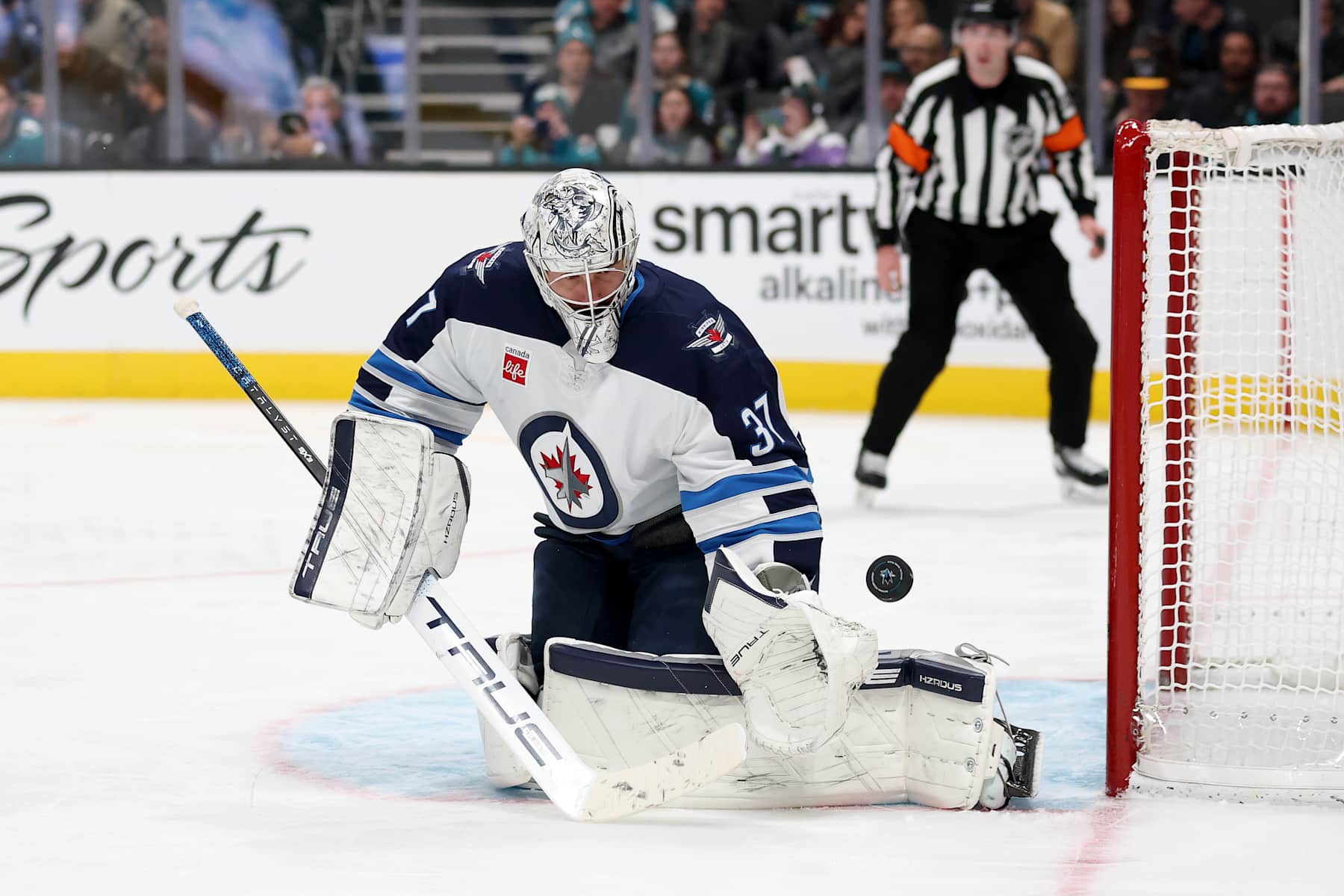 SAN JOSE, CALIFORNIA - DECEMBER 17: Connor Hellebuyck #37 of the Winnipeg Jets makes a save against the San Jose Sharks in the second period at SAP Center on December 17, 2024 in San Jose, California. (Photo by Ezra Shaw/Getty Images)