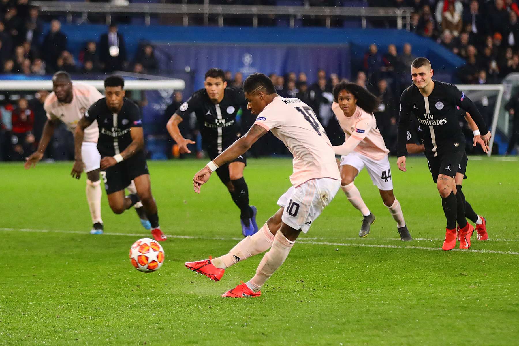 PARIS, FRANCE - MARCH 06: Marcus Rashford of Manchester United scores his side's third goal from the penalty spot during the UEFA Champions League Round of 16 Second Leg match between Paris Saint-Germain and Manchester United at Parc des Princes on March 06, 2019 in Paris, France. (Photo by Chris Brunskill/Fantasista/Getty Images)