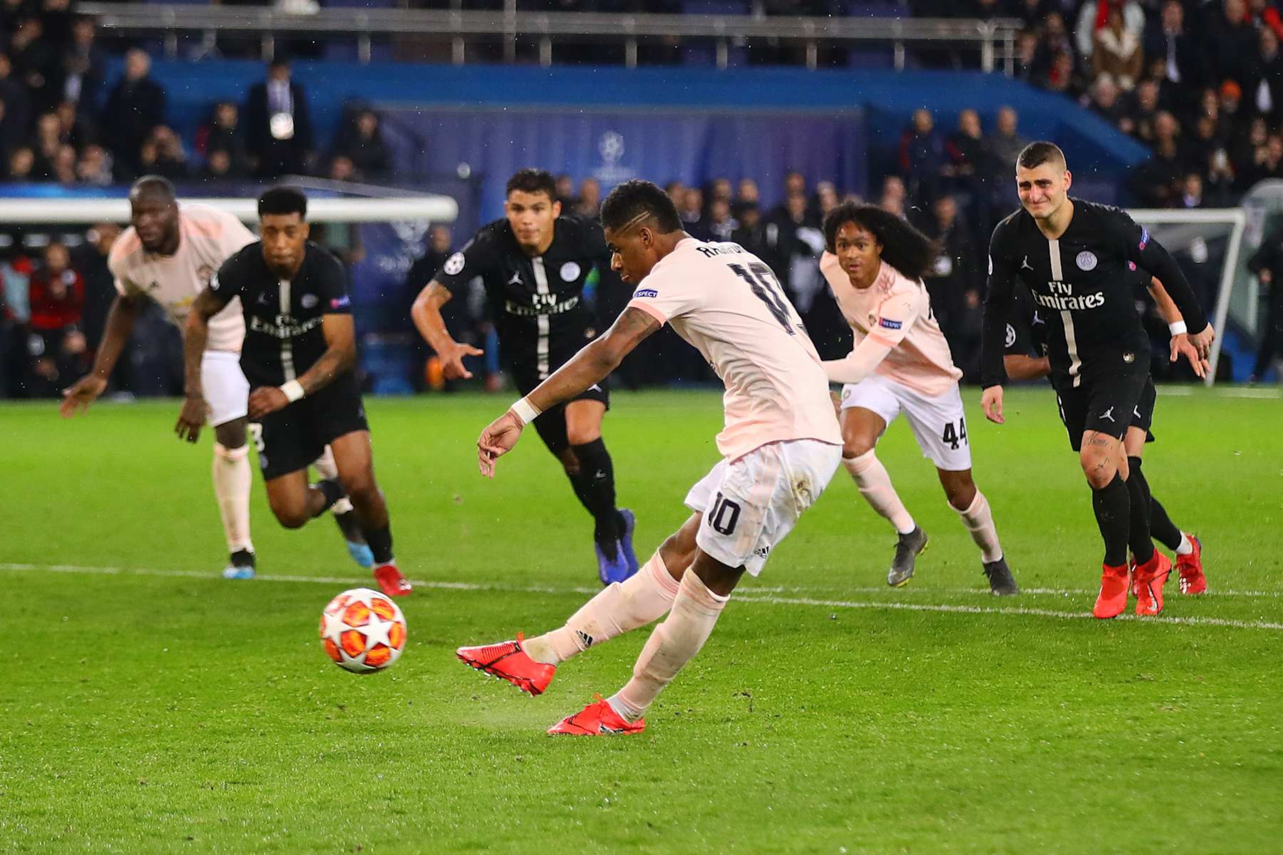 PARIS, FRANCE - MARCH 06: Marcus Rashford of Manchester United scores his side's third goal from the penalty spot during the UEFA Champions League Round of 16 Second Leg match between Paris Saint-Germain and Manchester United at Parc des Princes on March 06, 2019 in Paris, France. (Photo by Chris Brunskill/Fantasista/Getty Images)