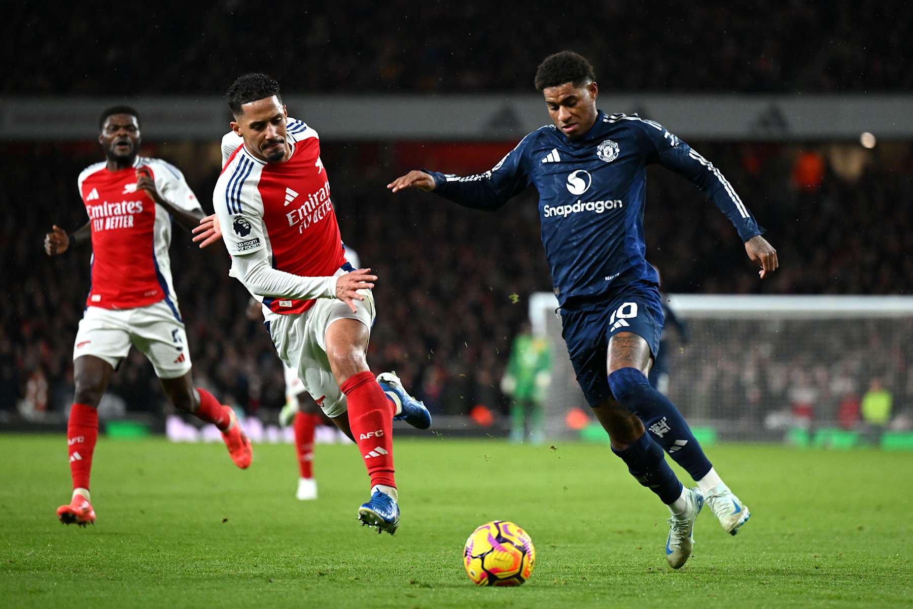 LONDON, ENGLAND - DECEMBER 04: Marcus Rashford of Manchester United is challenged by William Saliba of Arsenal during the Premier League match between Arsenal FC and Manchester United FC at Emirates Stadium on December 04, 2024 in London, England. (Photo by Shaun Botterill/Getty Images)