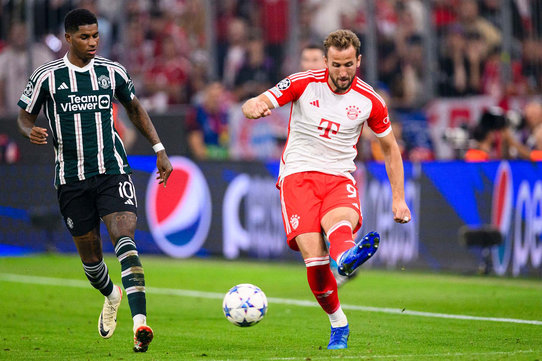 MUNICH, GERMANY - SEPTEMBER 20: Marcus Rashford of Manchester United (L) chases Harry Kane of Bayern München (R) during UEFA Champions League Group Stage Group A match between FC Bayern München and Manchester United at Allianz Arena on September 20, 2023 in Munich, Germany. (Photo by Marcio Machado/Eurasia Sport Images/Getty Images)