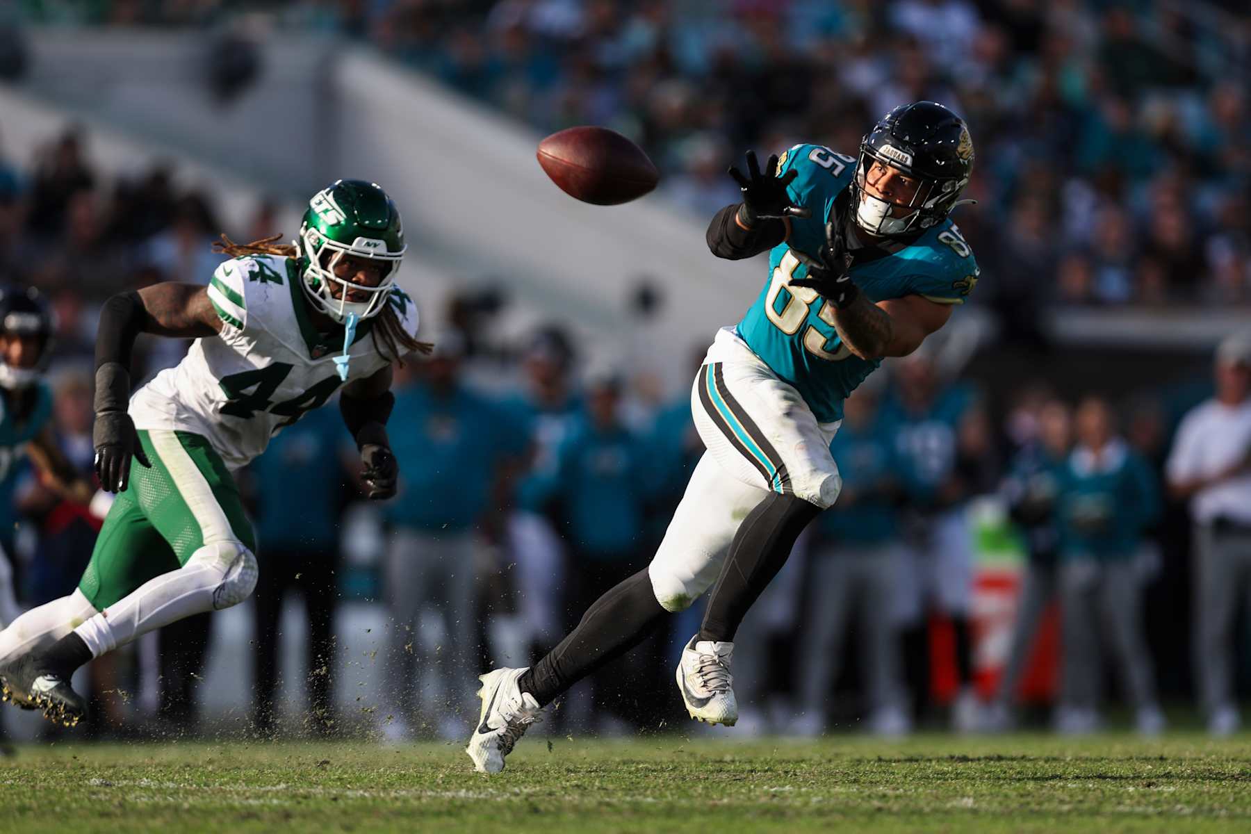 JACKSONVILLE, FLORIDA - DECEMBER 15: Brenton Strange #85 of the Jacksonville Jaguars makes a catch during an NFL football game against the New York Jets at EverBank Stadium on December 15, 2024 in Jacksonville, FL. (Photo by Perry Knotts/Getty Images)
