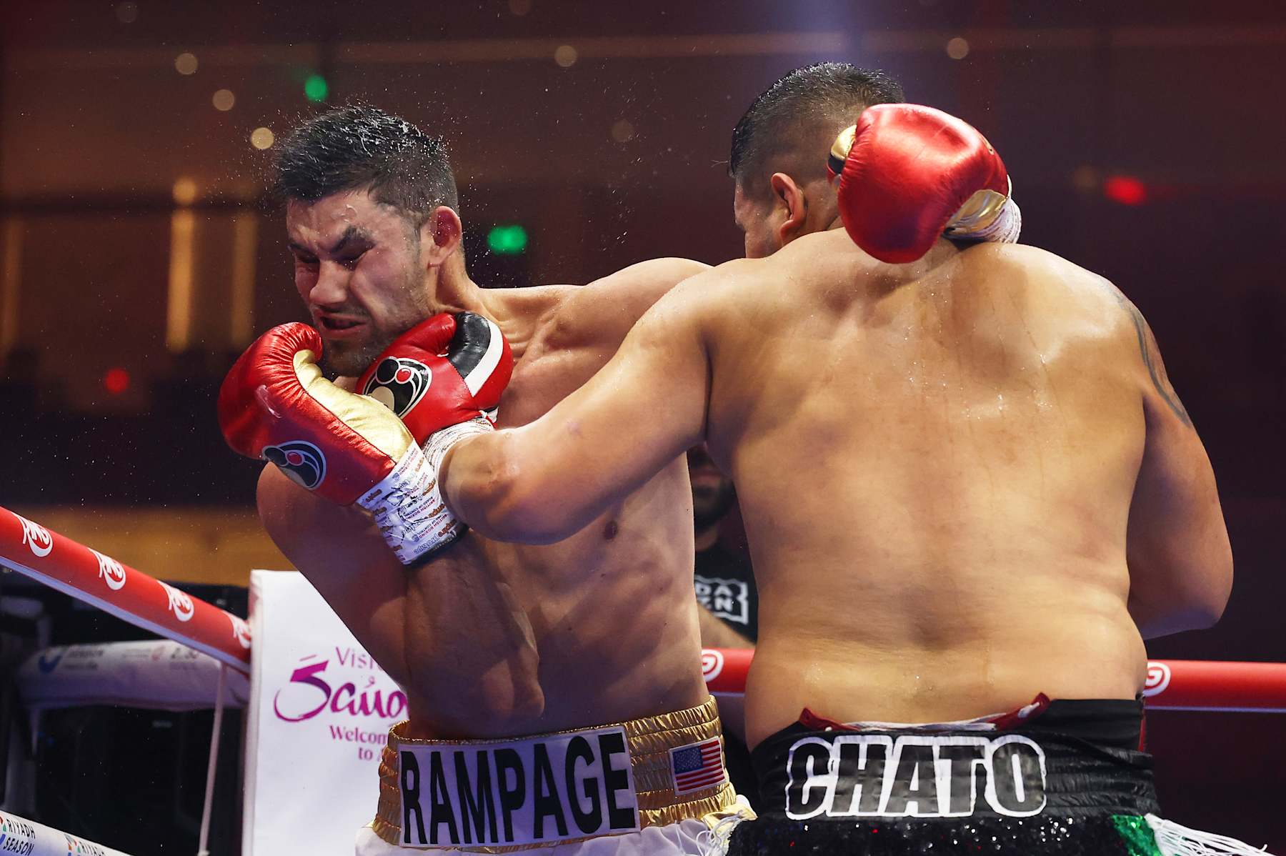 RIYADH, SAUDI ARABIA - DECEMBER 21: Andrii Novytskyi punches Edgar Ramirez during the WBC International Heavyweight title fight between Andrii Novytskyi and Edgar Ramirez as part of Oleksandr Usyk v Tyson Fury 2, Reignited card at Kingdom Arena on December 21, 2024 in Riyadh, . (Photo by Richard Pelham/Getty Images)