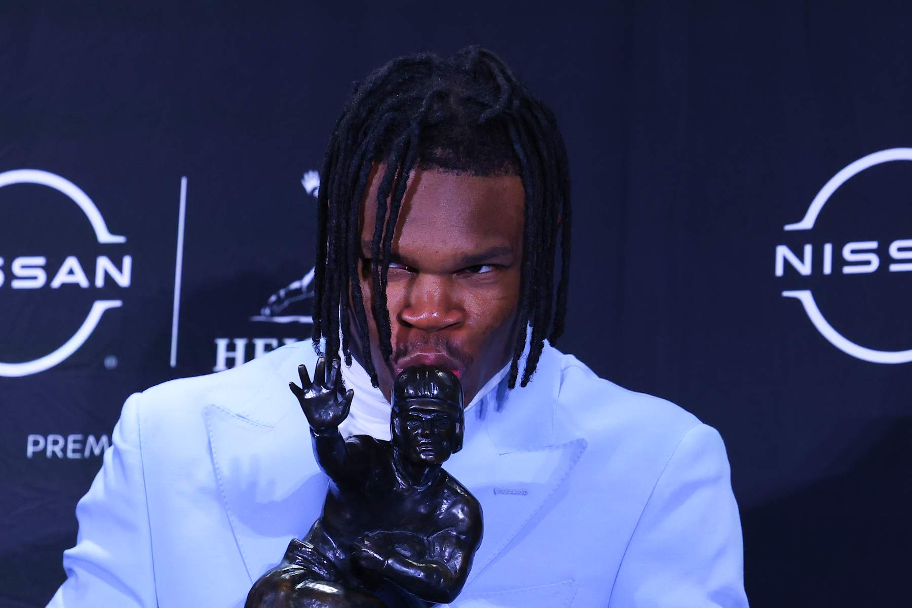 NEW YORK, NY - DECEMBER 14: Travis Hunter University of Colorado cornerback/wide receiver kisses the Trophy during the Heisman Trophy press conference at the Marriott Marquis on December 14, 2024 in New York, New York. (Photo by Rich Graessle/Icon Sportswire via Getty Images)
