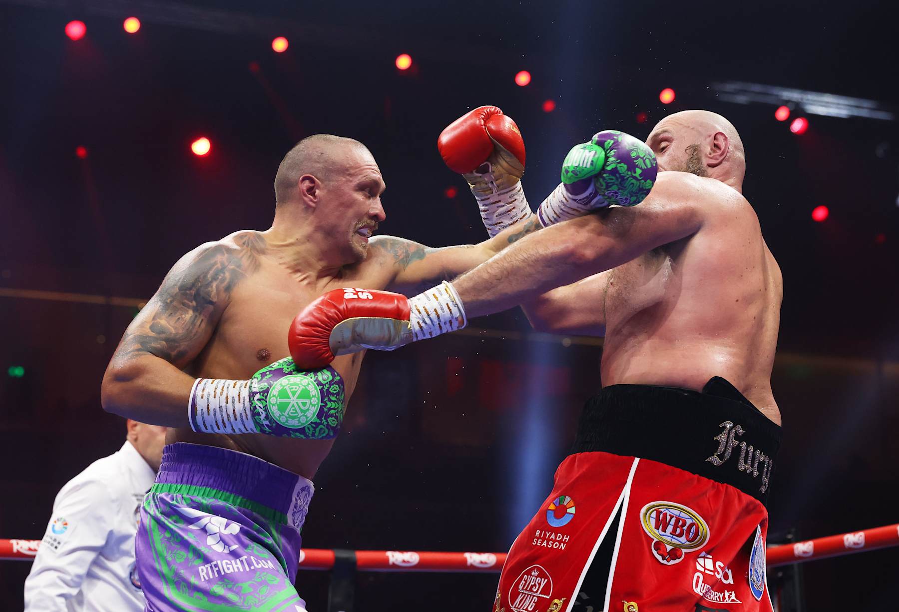 RIYADH, SAUDI ARABIA - DECEMBER 21: Oleksandr Usyk punches Tyson Fury during the IBF, IBO, WBA, WBC and WBO Undisputed World Heavyweight titles' fight between Oleksandr Usyk and Tyson Fury as part of Oleksandr Usyk v Tyson Fury 2, Reignited card at Kingdom Arena on December 21, 2024 in Riyadh, Saudi Arabia. (Photo by Richard Pelham/Getty Images)