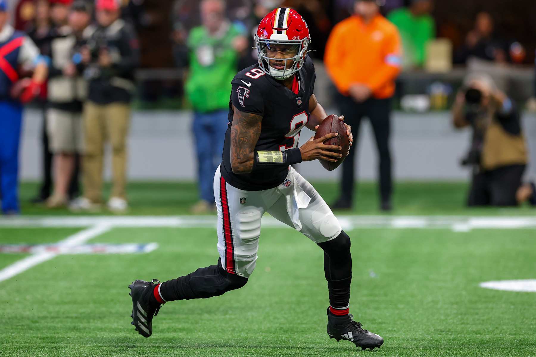 ATLANTA, GEORGIA - DECEMBER 22: Michael Penix Jr. #9 of the Atlanta Falcons looks to pass the ball against the New York Giants during the first quarter at Mercedes-Benz Stadium on December 22, 2024 in Atlanta, Georgia. (Photo by Kevin C. Cox/Getty Images)