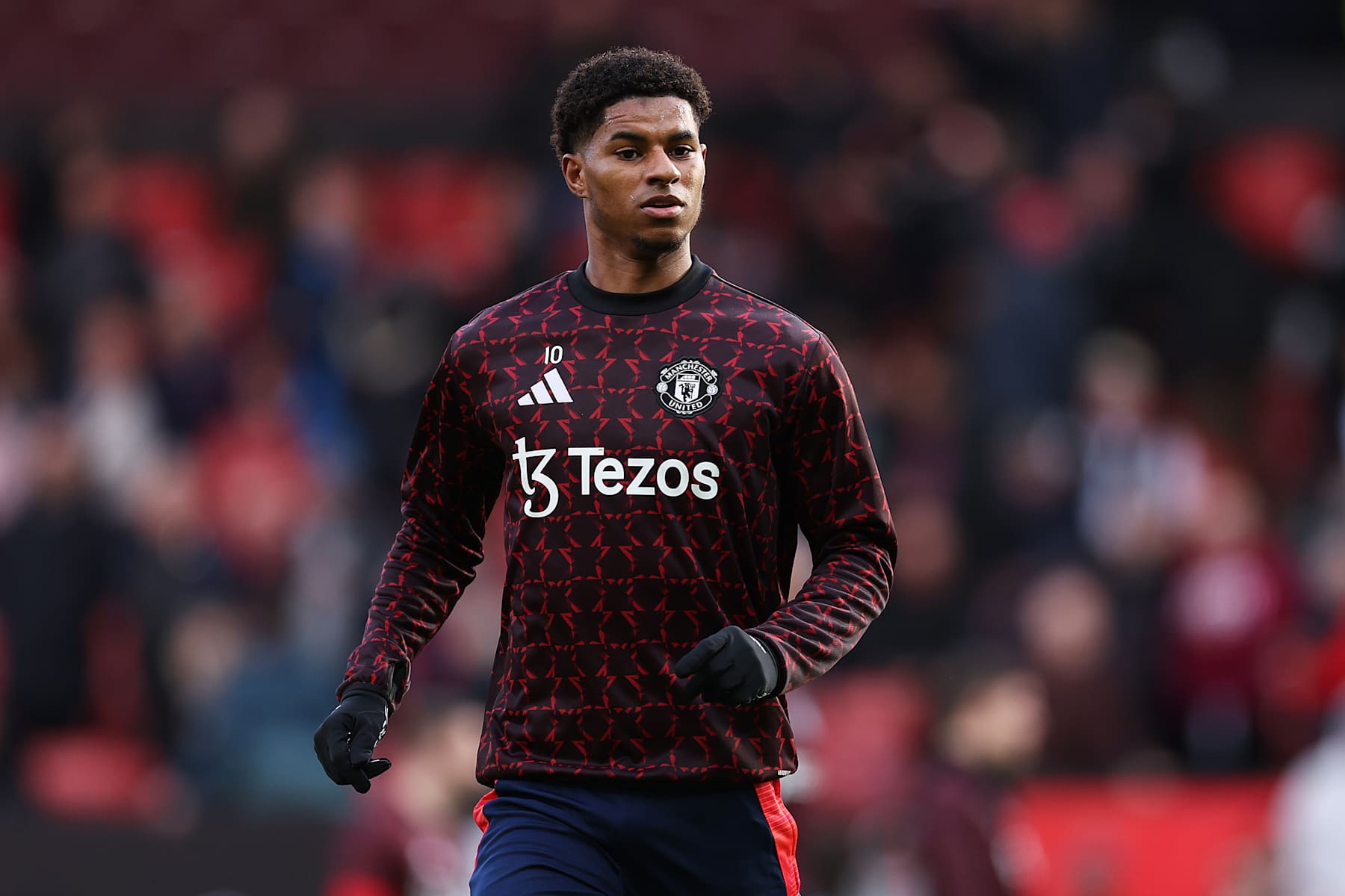 MANCHESTER, ENGLAND - DECEMBER 01: Marcus Rashford of Manchester United warms up prior to the Premier League match between Manchester United FC and Everton FC at Old Trafford on December 01, 2024 in Manchester, England. (Photo by Alex Livesey/Getty Images)