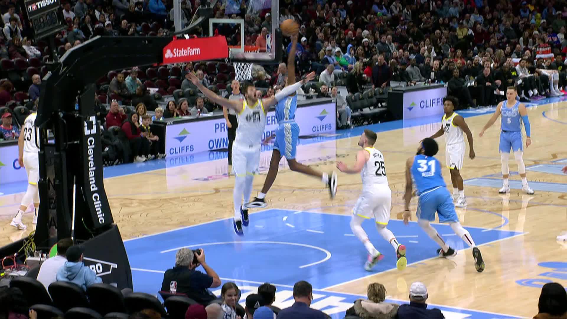 Evan Mobley Dunks on Kessler