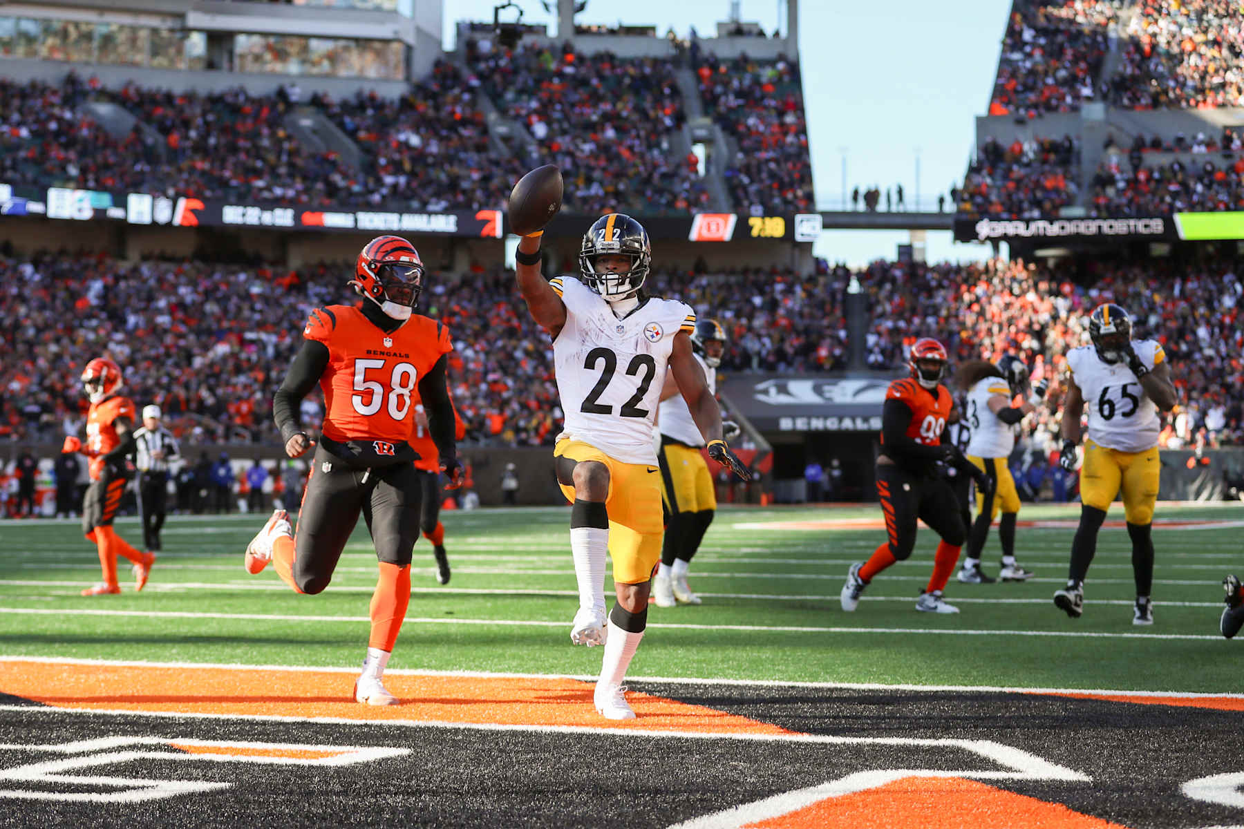 CINCINNATI, OH - DECEMBER 01: Pittsburgh Steelers running back Najee Harris (22) carries the ball for a touchdown during the game against the Pittsburgh Steelers and the Cincinnati Bengals on December 1, 2024, at Paycor Stadium in Cincinnati, OH. (Photo by Ian Johnson/Icon Sportswire via Getty Images)