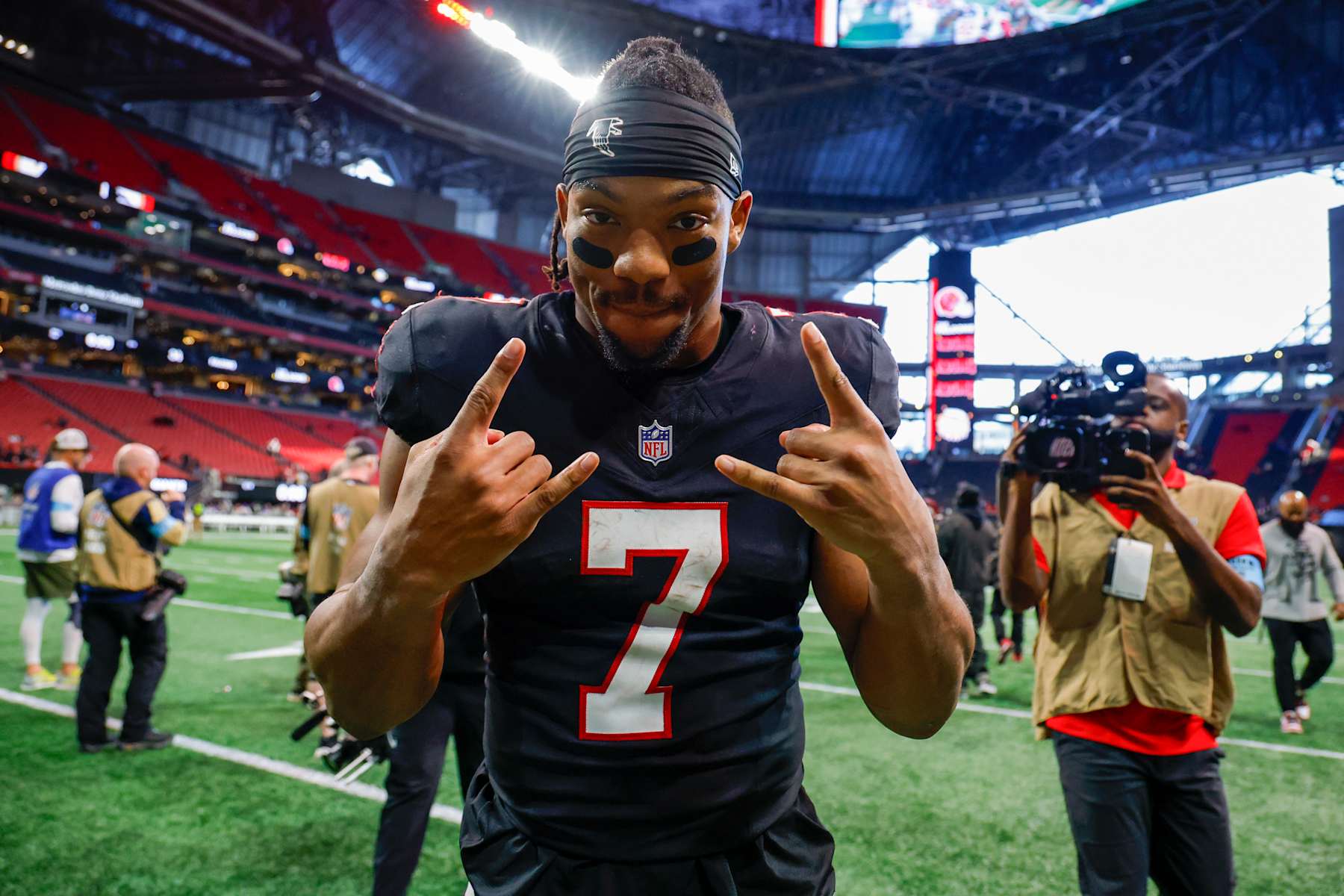 ATLANTA, GEORGIA - DECEMBER 22: Bijan Robinson #7 of the Atlanta Falcons celebrates as he leaves the field after his team defeated the against the New York Giants at Mercedes-Benz Stadium on December 22, 2024 in Atlanta, Georgia. (Photo by Todd Kirkland/Getty Images)