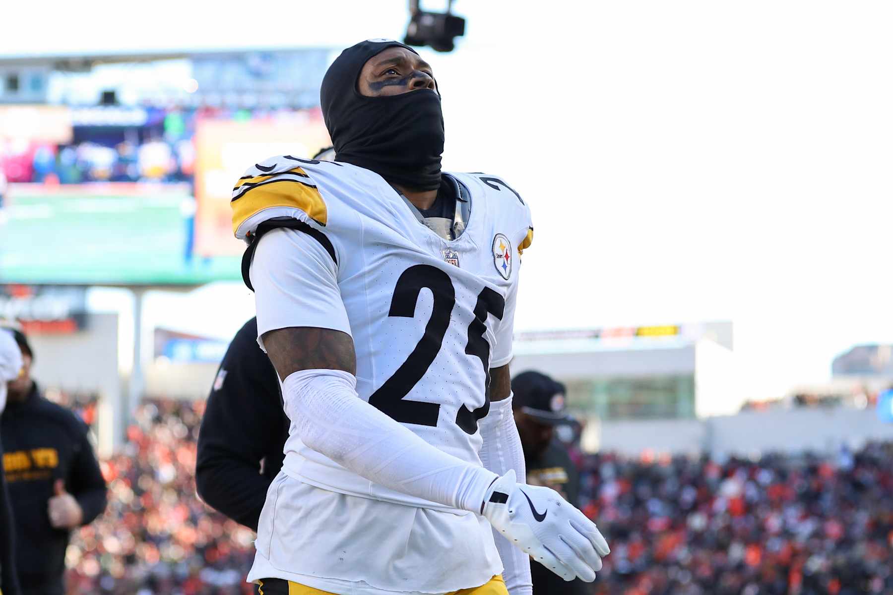 CINCINNATI, OH - DECEMBER 01: Pittsburgh Steelers safety DeShon Elliott (25) walks off the field at halftime during the game against the Pittsburgh Steelers and the Cincinnati Bengals on December 1, 2024, at Paycor Stadium in Cincinnati, OH. (Photo by Ian Johnson/Icon Sportswire via Getty Images)