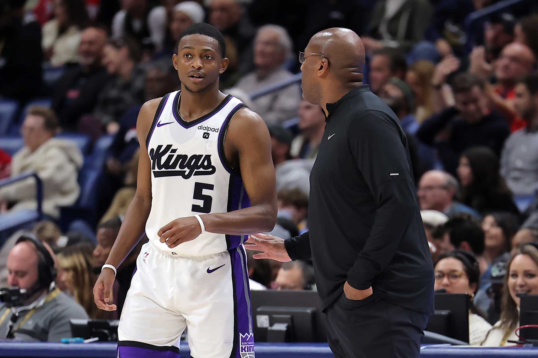 NEW ORLEANS, LOUISIANA - NOVEMBER 22: Head coach Mike Brown of the Sacramento Kings talks to De'Aaron Fox #5 against the New Orleans Pelicans during the first half at the Smoothie King Center on November 22, 2023 in New Orleans, Louisiana. NOTE TO USER: User expressly acknowledges and agrees that, by downloading and or using this Photograph, user is consenting to the terms and conditions of the Getty Images License Agreement. (Photo by Jonathan Bachman/Getty Images)