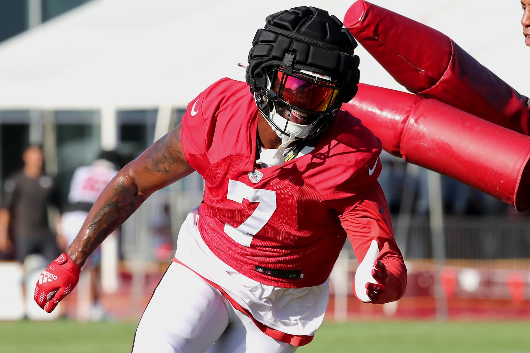 TAMPA, FL - AUG 04: Tampa Bay Buccaneers Linebacker Shaq Barrett (7) goes thru a drill during the Tampa Bay Buccaneers Training Camp on August 04, 2023 at the AdventHealth Training Center at One Buccaneer Place in Tampa, Florida. (Photo by Cliff Welch/Icon Sportswire via Getty Images)