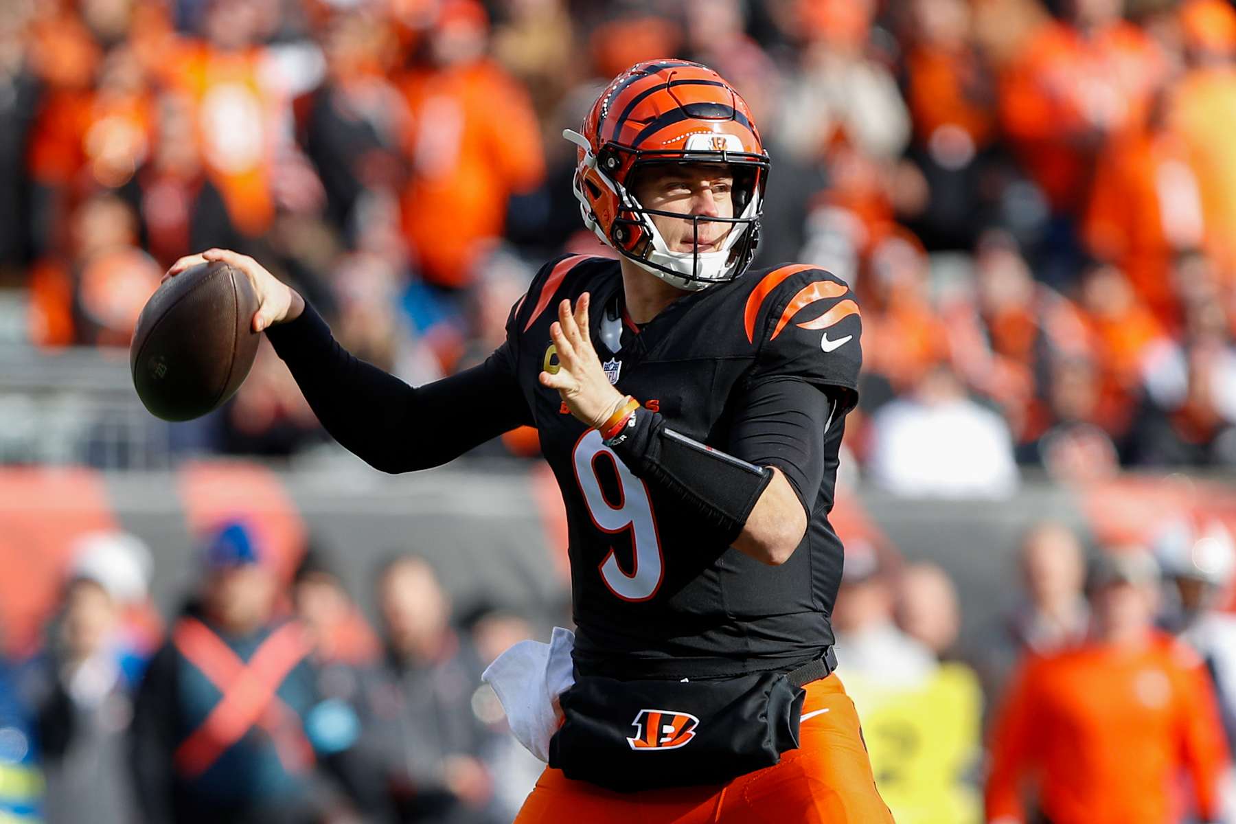 CINCINNATI, OH - DECEMBER 22: Cincinnati Bengals quarterback Joe Burrow (9) passes the ball during the game against the Cleveland Browns and the Cincinnati Bengals on December 22, 2024, at Paycor Stadium in Cincinnati, OH. (Photo by Ian Johnson/Icon Sportswire via Getty Images)