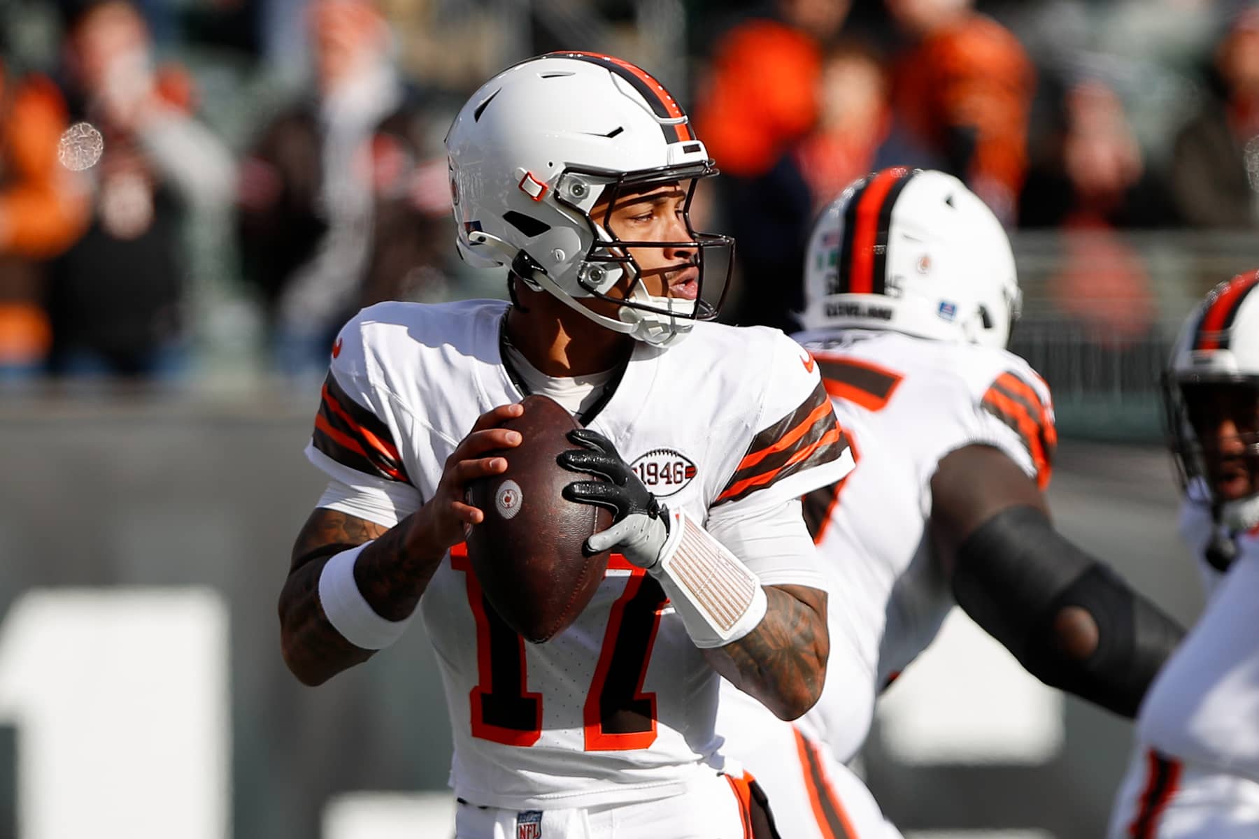 CINCINNATI, OH - DECEMBER 22: Cleveland Browns quarterback Dorian Thompson-Robinson (17) warms up before the game against the Cleveland Browns and the Cincinnati Bengals on December 22, 2024, at Paycor Stadium in Cincinnati, OH. (Photo by Ian Johnson/Icon Sportswire via Getty Images)