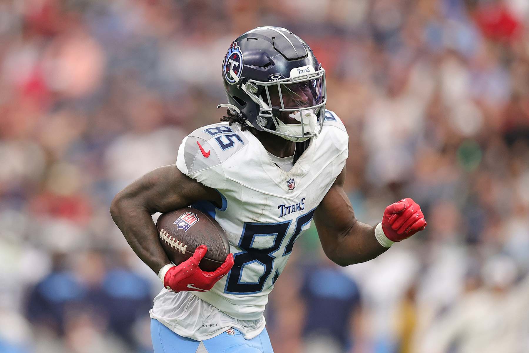 HOUSTON, TEXAS - NOVEMBER 24: Chig Okonkwo #85 of the Tennessee Titans runs the ball in for a touchdown against the Houston Texans during the fourth quarter at NRG Stadium on November 24, 2024 in Houston, Texas. (Photo by Alex Slitz/Getty Images)