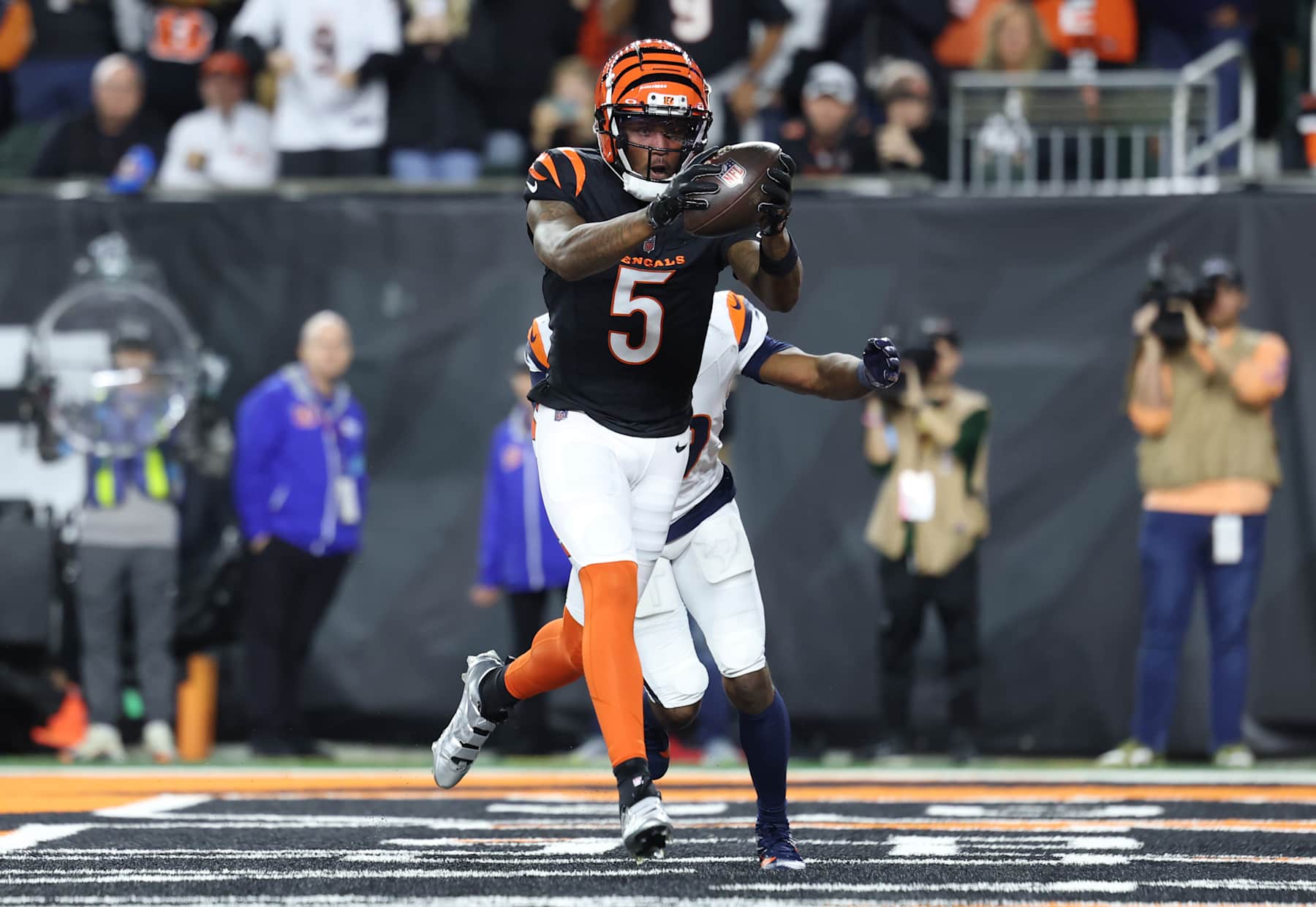 CINCINNATI, OHIO - DECEMBER 28: Tee Higgins #5 of the Cincinnati Bengals catches a touchdown pass against Ja'Quan McMillian #29 of the Denver Broncos during the second quarter at Paycor Stadium on December 28, 2024 in Cincinnati, Ohio. (Photo by Andy Lyons/Getty Images)