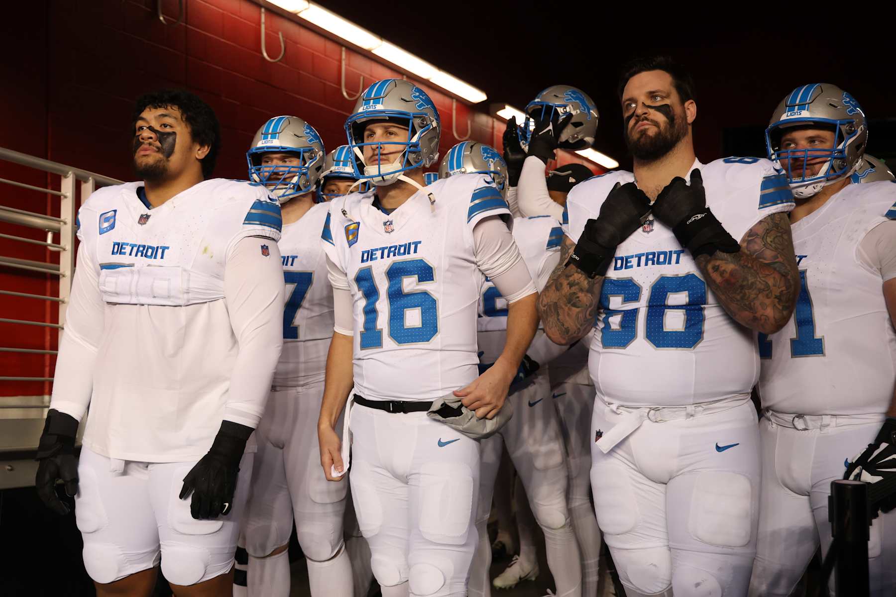 SANTA CLARA, CALIFORNIA - DECEMBER 30: Penei Sewell #58, Jared Goff #16, and Taylor Decker #68 of the Detroit Lions wait in the tunnel before the game against the San Francisco 49ers at Levi's Stadium on December 30, 2024 in Santa Clara, California. (Photo by Ezra Shaw/Getty Images)