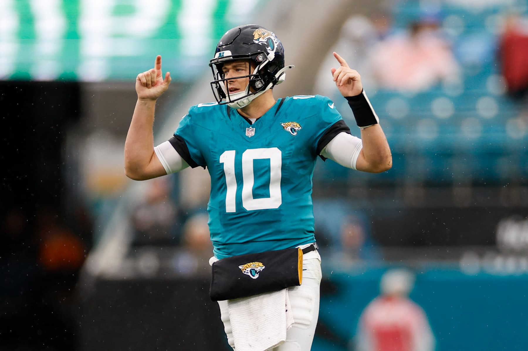 JACKSONVILLE, FL - DECEMBER 29: Jacksonville Jaguars quarterback Mac Jones (10) reacts after a play during the game between the Jacksonville Jaguars and the Tennessee Titans on December 29, 2024 at EverBank Stadium in Jacksonville, Fl. (Photo by David Rosenblum/Icon Sportswire via Getty Images)