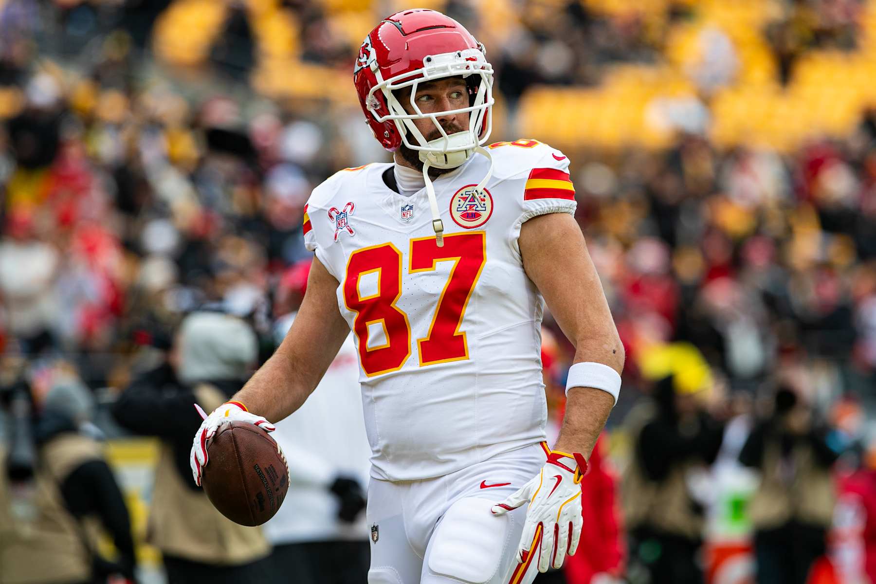 PITTSBURGH, PA - DECEMBER 25: Kansas City Chiefs tight end Travis Kelce (87) warms up before the regular season NFL football game between the Kansas City Chiefs and Pittsburgh Steelers on December 25, 2024 at Acrisure Stadium in Pittsburgh, PA. (Photo by Mark Alberti/Icon Sportswire via Getty Images)