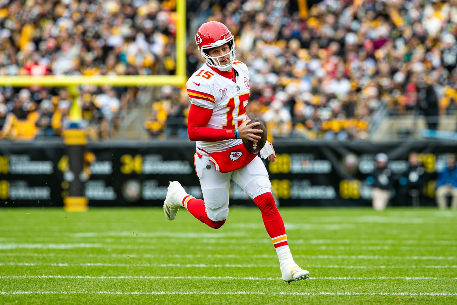 PITTSBURGH, PA - DECEMBER 25: Kansas City Chiefs quarterback Patrick Mahomes (15) runs with the ball during the regular season NFL football game between the Kansas City Chiefs and Pittsburgh Steelers on December 25, 2024 at Acrisure Stadium in Pittsburgh, PA. (Photo by Mark Alberti/Icon Sportswire via Getty Images)