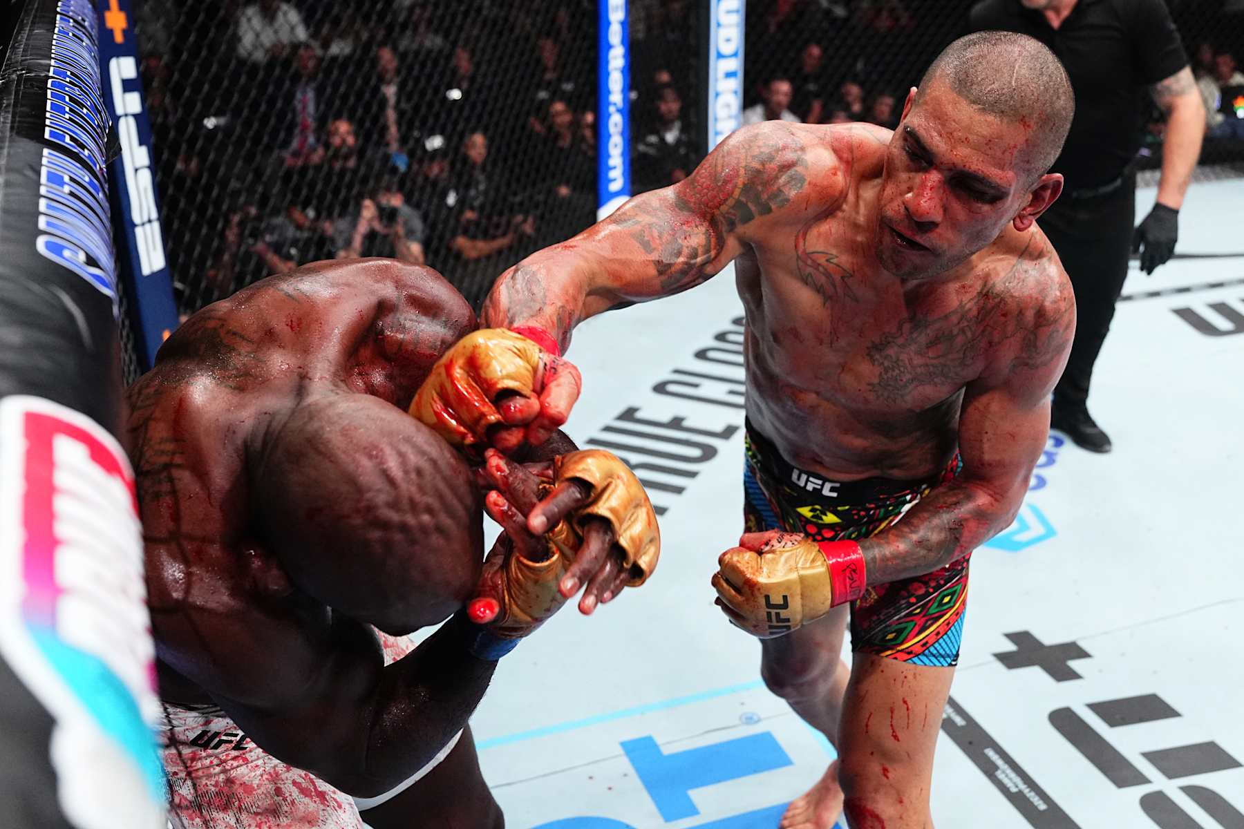 Alex Pereira punches Khalil Rountree Jr.