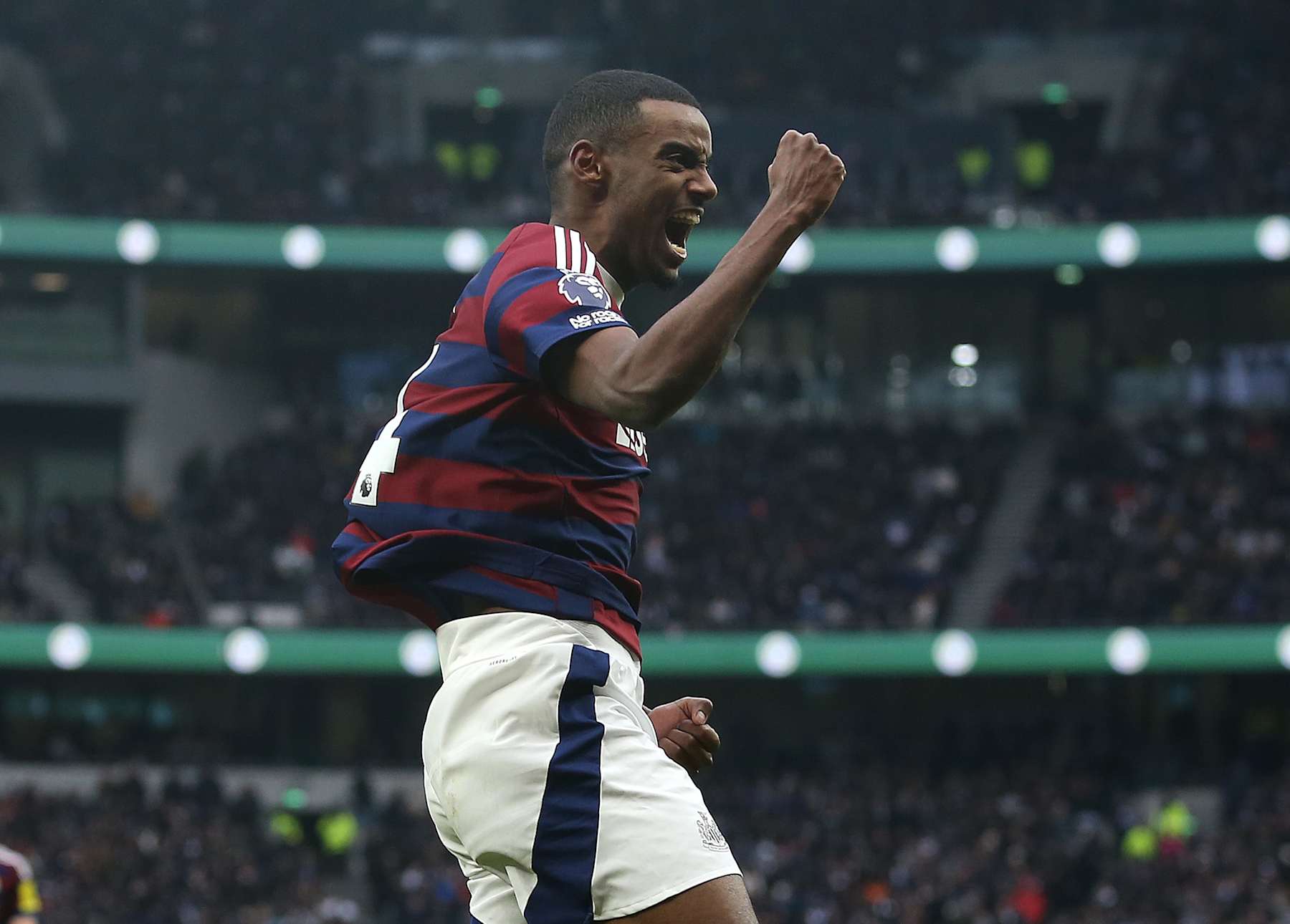 LONDON, ENGLAND - JANUARY 4: Alexander Isak of Newcastle United goal celebration after scoring to put Newcastle United 2-1 ahead during the Premier League match between Tottenham Hotspur FC and Newcastle United FC at Tottenham Hotspur Stadium on January 4, 2025 in London, England. (Photo by Crystal Pix/MB Media/Getty Images)