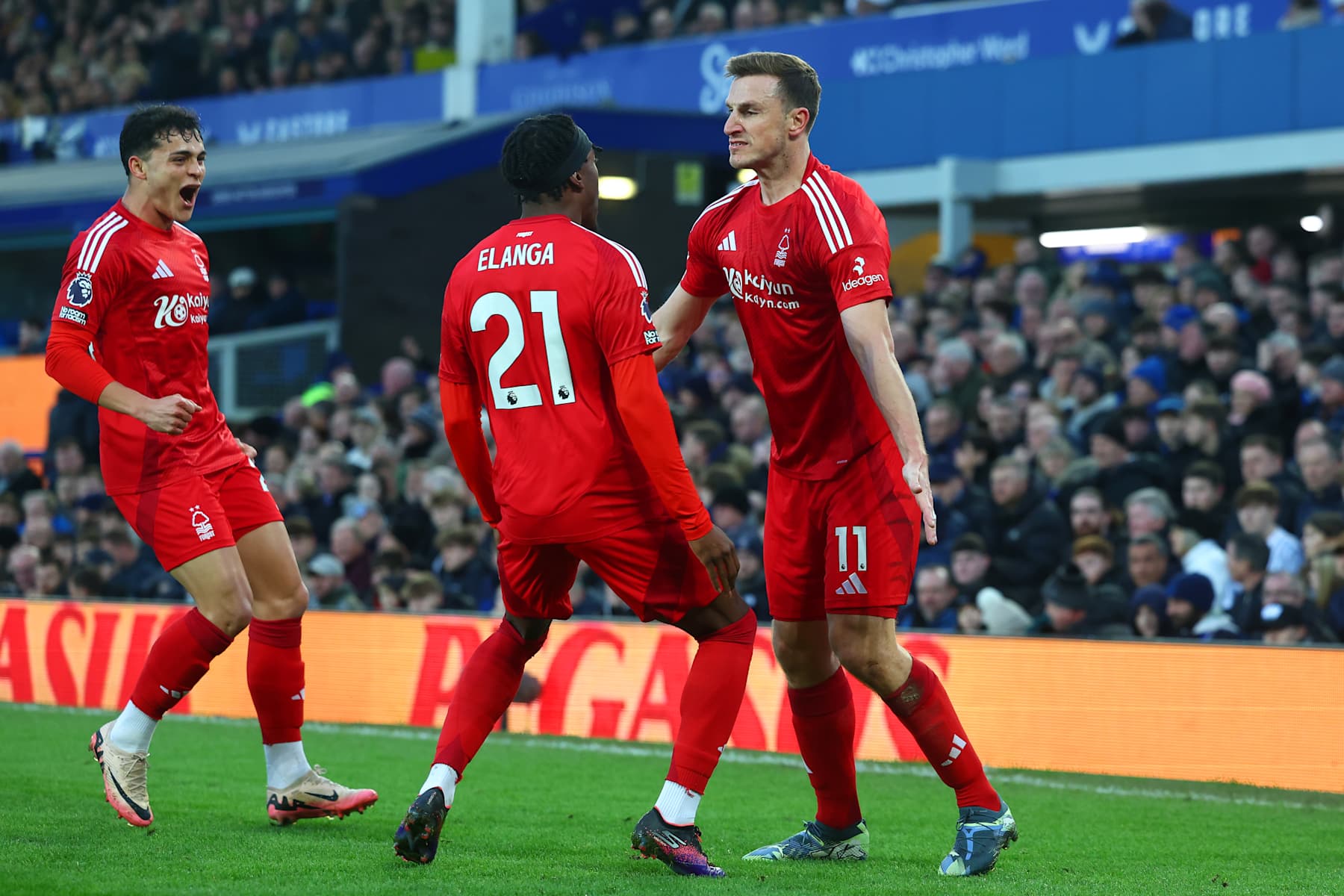 LIVERPOOL, ENGLAND - DECEMBER 29: Chris Wood of Nottingham Forest is congratulated by his team-mates after scoring the opening goal during the Premier League match between Everton FC and Nottingham Forest FC at Goodison Park on December 29, 2024 in Liverpool, England. (Photo by Chris Brunskill/Fantasista/Getty Images)