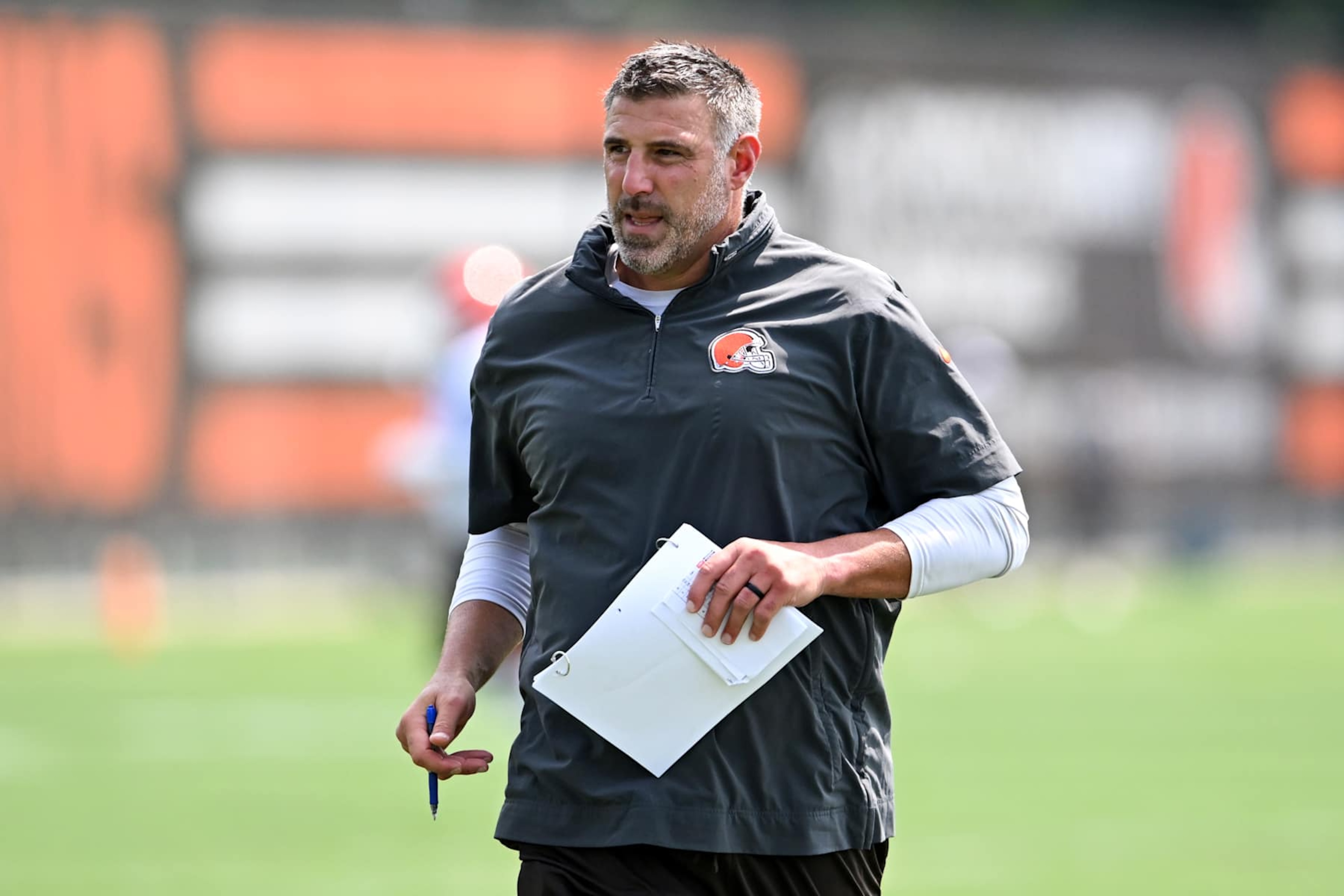 BEREA, OHIO - AUGUST 14: Coaching and personnel consultant Mike Vrabel of the Cleveland Browns watches a drill during a joint training camp practice with the Minnesota Vikings at CrossCountry Mortgage Campus on August 14, 2024 in Berea, Ohio. (Photo by Nick Cammett/Getty Images) BEREA, OHIO - AUGUST 14: Coaching and personnel consultant Mike Vrabel of the Cleveland Browns watches a drill during a joint training camp practice with the Minnesota Vikings at CrossCountry Mortgage Campus on August 14, 2024 in Berea, Ohio. (Photo by Nick Cammett/Getty Images)