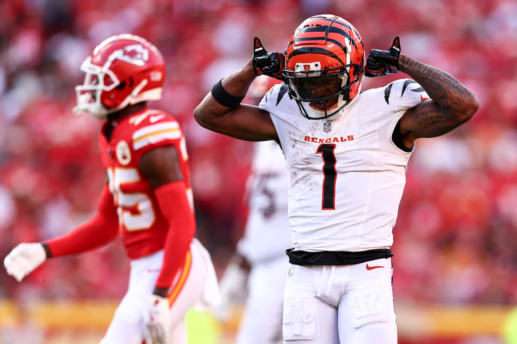 KANSAS CITY, MO - SEPTEMBER 15: Ja'Marr Chase #1 of the Cincinnati Bengals flexes in celebration after a play during the fourth quarter of an NFL football game against the Kansas City Chiefs at GEHA Field at Arrowhead Stadium on September 15, 2024 in Kansas City, Missouri. (Photo by Kevin Sabitus/Getty Images)