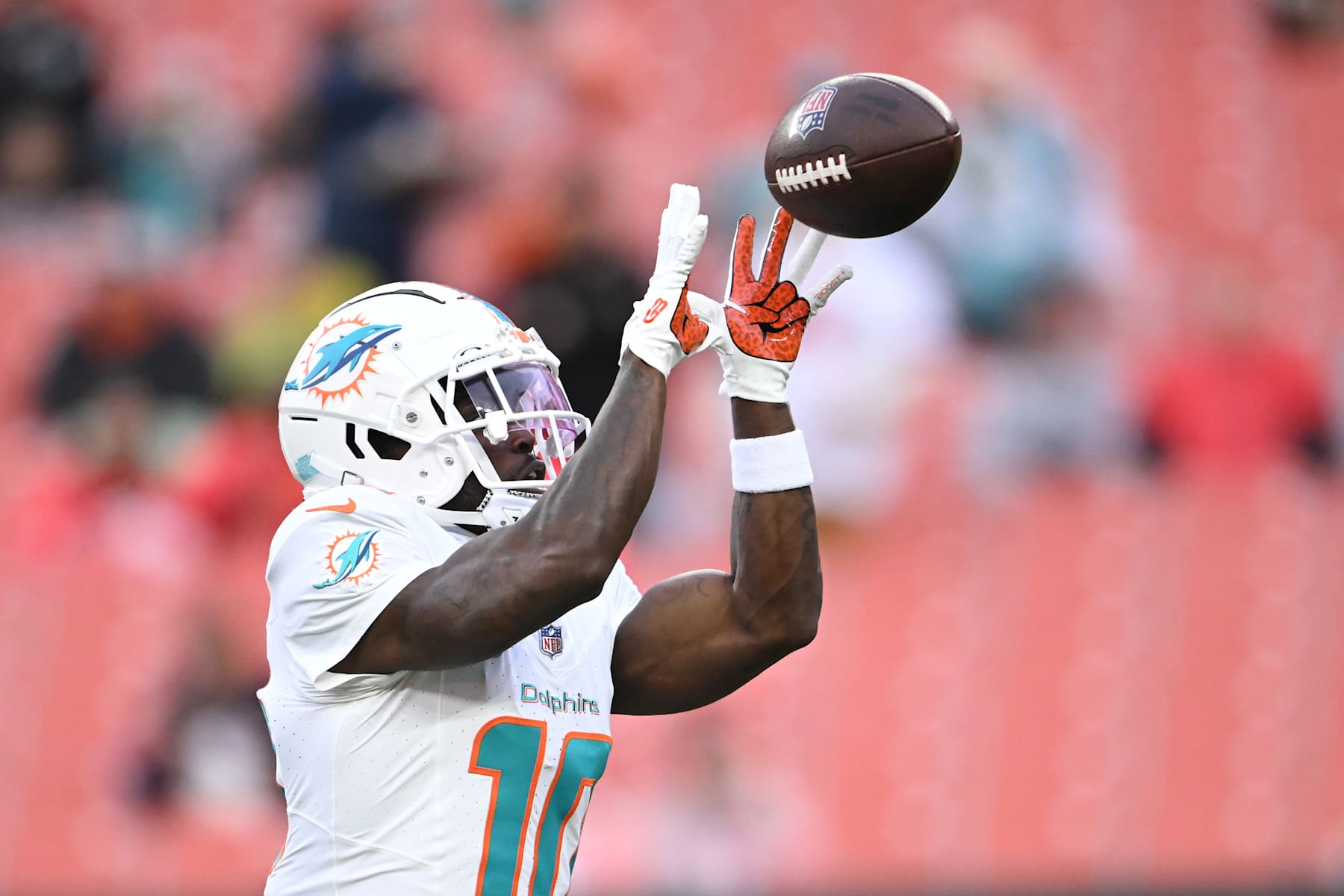 CLEVELAND, OHIO - DECEMBER 29: Tyreek Hill #10 of the Miami Dolphins warms up prior to the game against the Cleveland Browns at Huntington Bank Field on December 29, 2024 in Cleveland, Ohio. (Photo by Nick Cammett/Getty Images)
