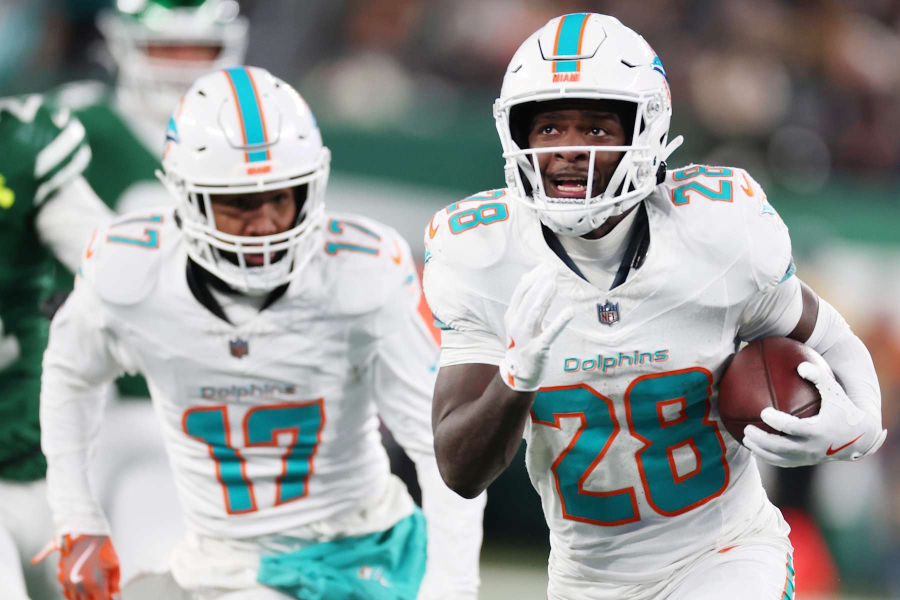 EAST RUTHERFORD, NEW JERSEY - JANUARY 05: De'Von Achane #28 of the Miami Dolphins runs the ball against the New York Jets in the first quarter at MetLife Stadium on January 05, 2025 in East Rutherford, New Jersey. (Photo by Al Bello/Getty Images)