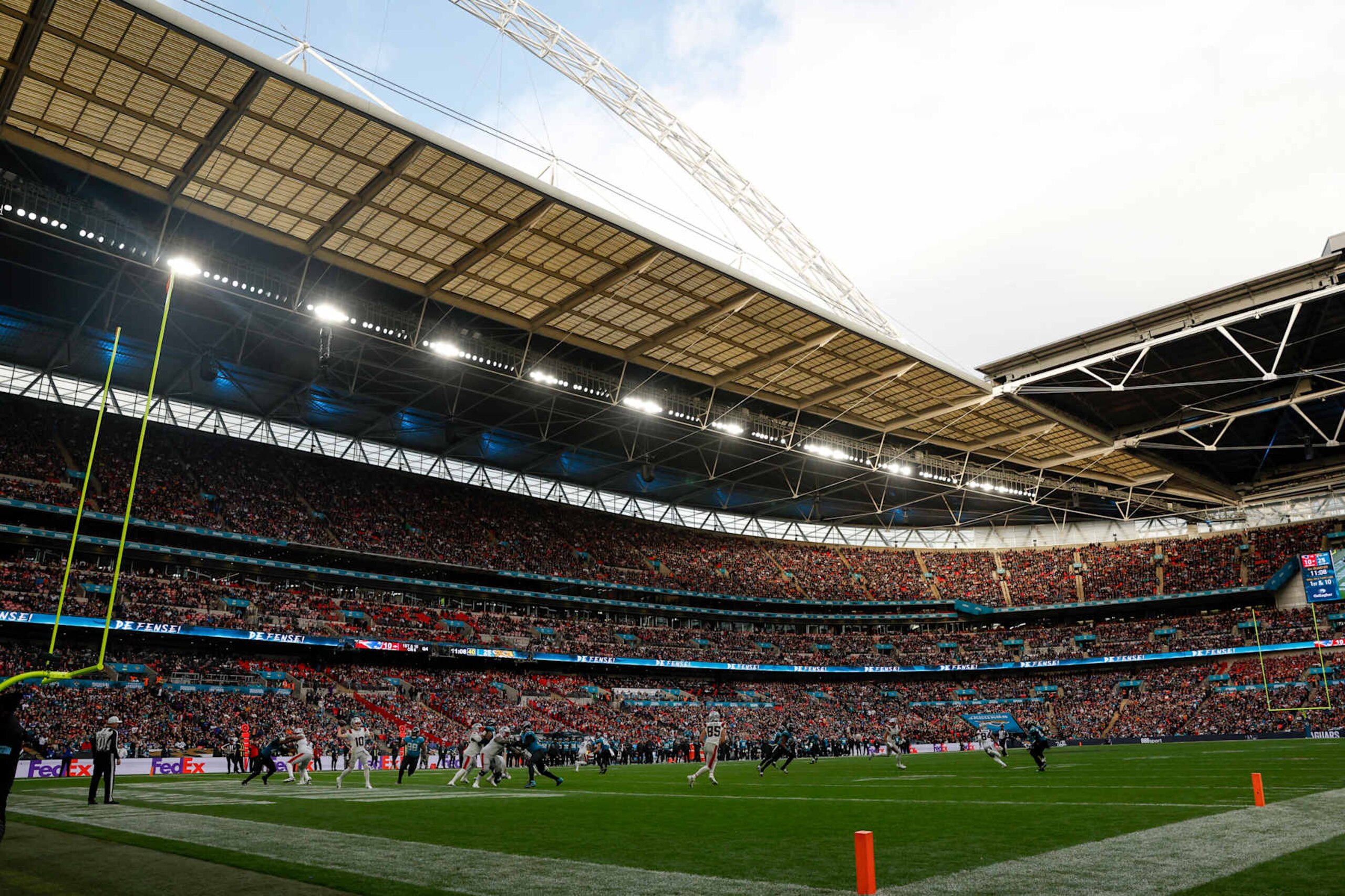 London, England - October 20: New England Patriots QB Drake Maye throws the ball against the Jacksonville Jaguars in the fourth quarter at Wembley Stadium. (Photo by Danielle Parhizkaran/The Boston Globe via Getty Images) London, England - October 20: New England Patriots QB Drake Maye throws the ball against the Jacksonville Jaguars in the fourth quarter at Wembley Stadium. (Photo by Danielle Parhizkaran/The Boston Globe via Getty Images)