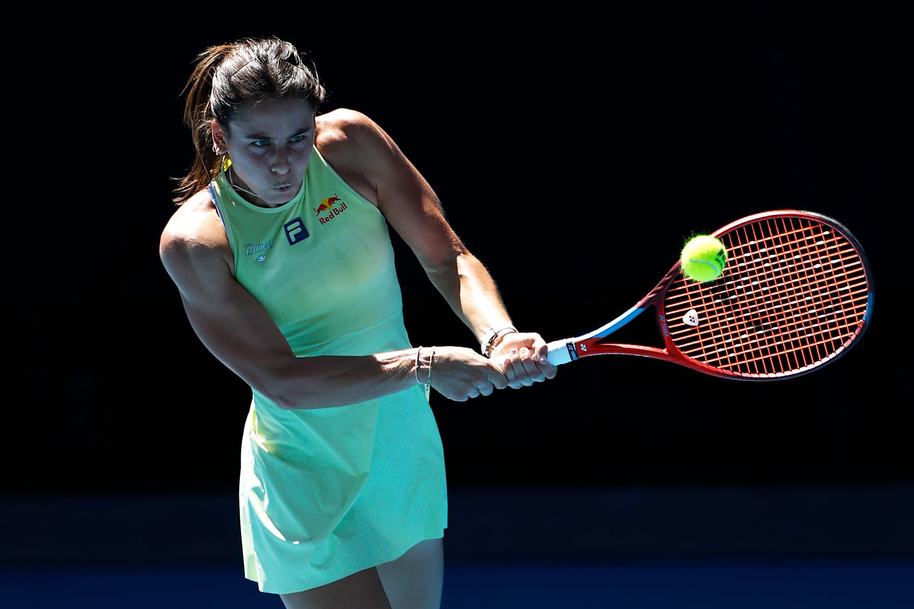 MELBOURNE, AUSTRALIA - JANUARY 14: Emma Navarro of the United States plays a backhand against Peyton Stearns of the United States in the Women's Singles First Round match during day three of the 2025 Australian Open at Melbourne Park on January 14, 2025 in Melbourne, Australia. (Photo by Darrian Traynor/Getty Images)