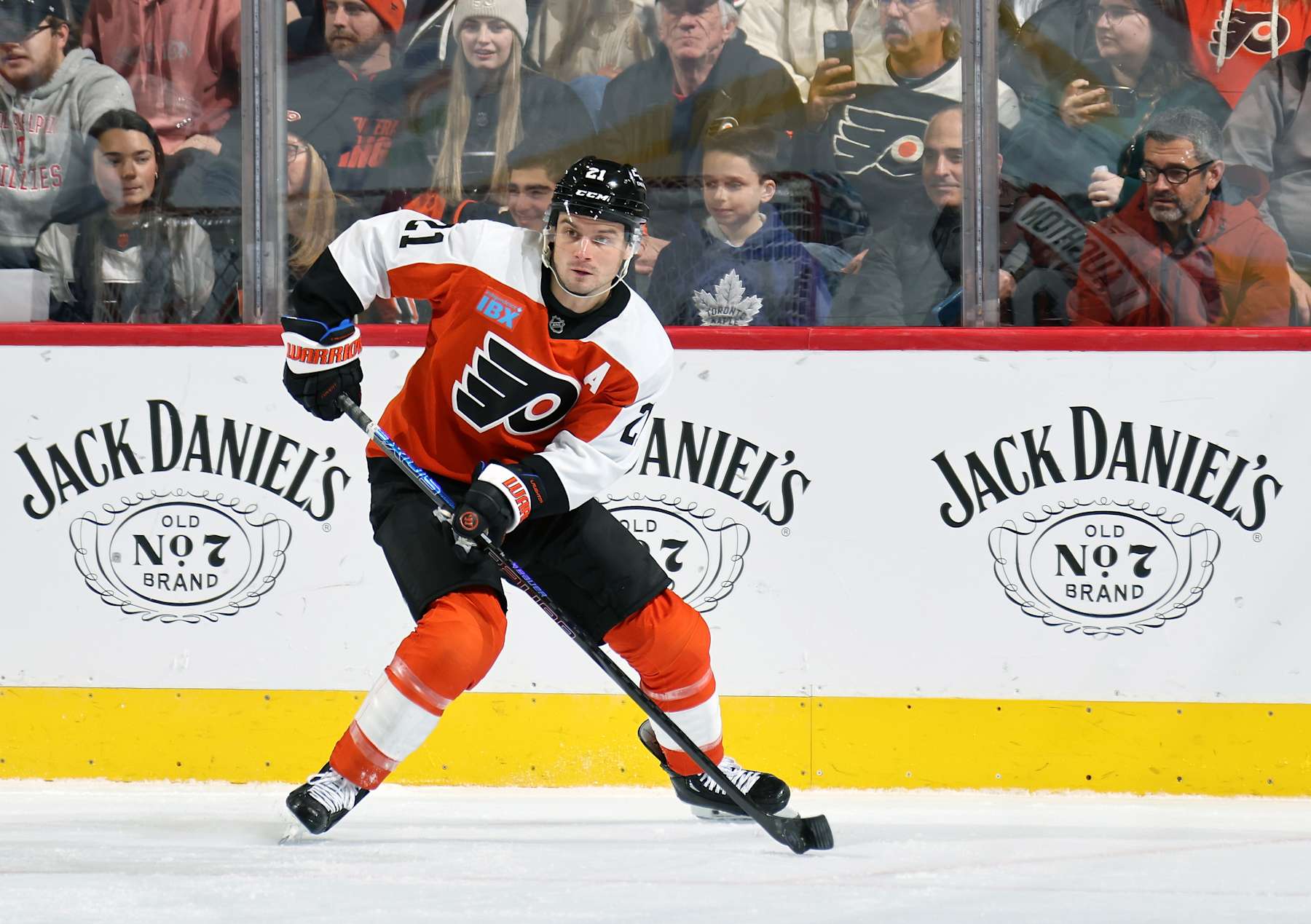 PHILADELPHIA, PENNSYLVANIA - JANUARY 07: Scott Laughton #21 of the Philadelphia Flyers skates the puck against the Toronto Maple Leafs at the Wells Fargo Center on January 7, 2025 in Philadelphia, Pennsylvania. (Photo by Len Redkoles/NHLI via Getty Images)