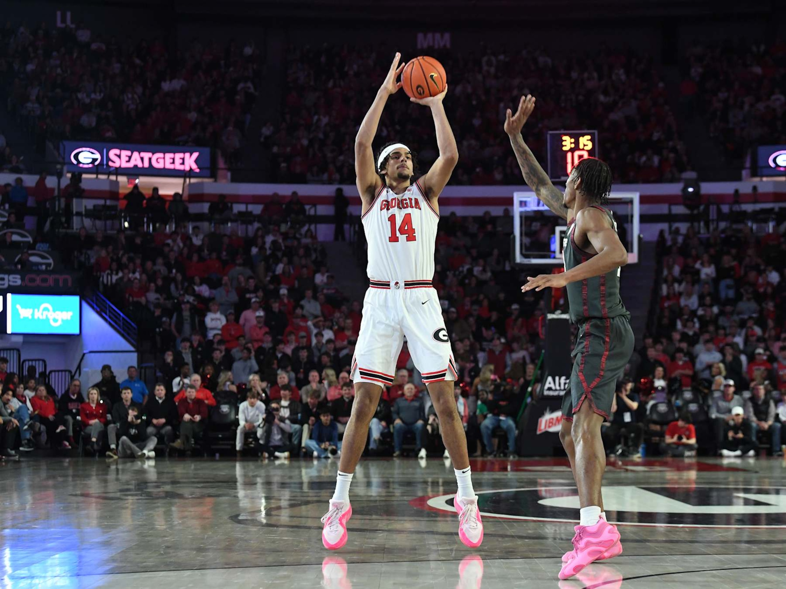 ATHENS, GA - JANUARY 11: Georgia Bulldogs forward Asa Newell (14) shoots the ball during the college basketball game between the Oklahoma Sooners and the Georgia Bulldogs on January 11, 2025, at Stegeman Coliseum in Athens, GA. (Photo by Jeffrey Vest/Icon Sportswire via Getty Images)