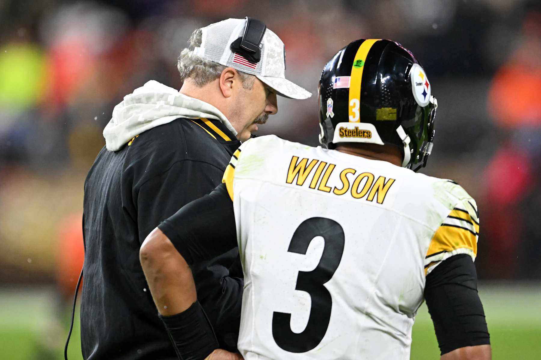 CLEVELAND, OHIO - NOVEMBER 21: Offensive coordinator Arthur Smith of the Pittsburgh Steelers talks with Russell Wilson #3 during the third quarter against the Cleveland Browns at Huntington Bank Field on November 21, 2024 in Cleveland, Ohio. (Photo by Nick Cammett/Diamond Images via Getty Images)